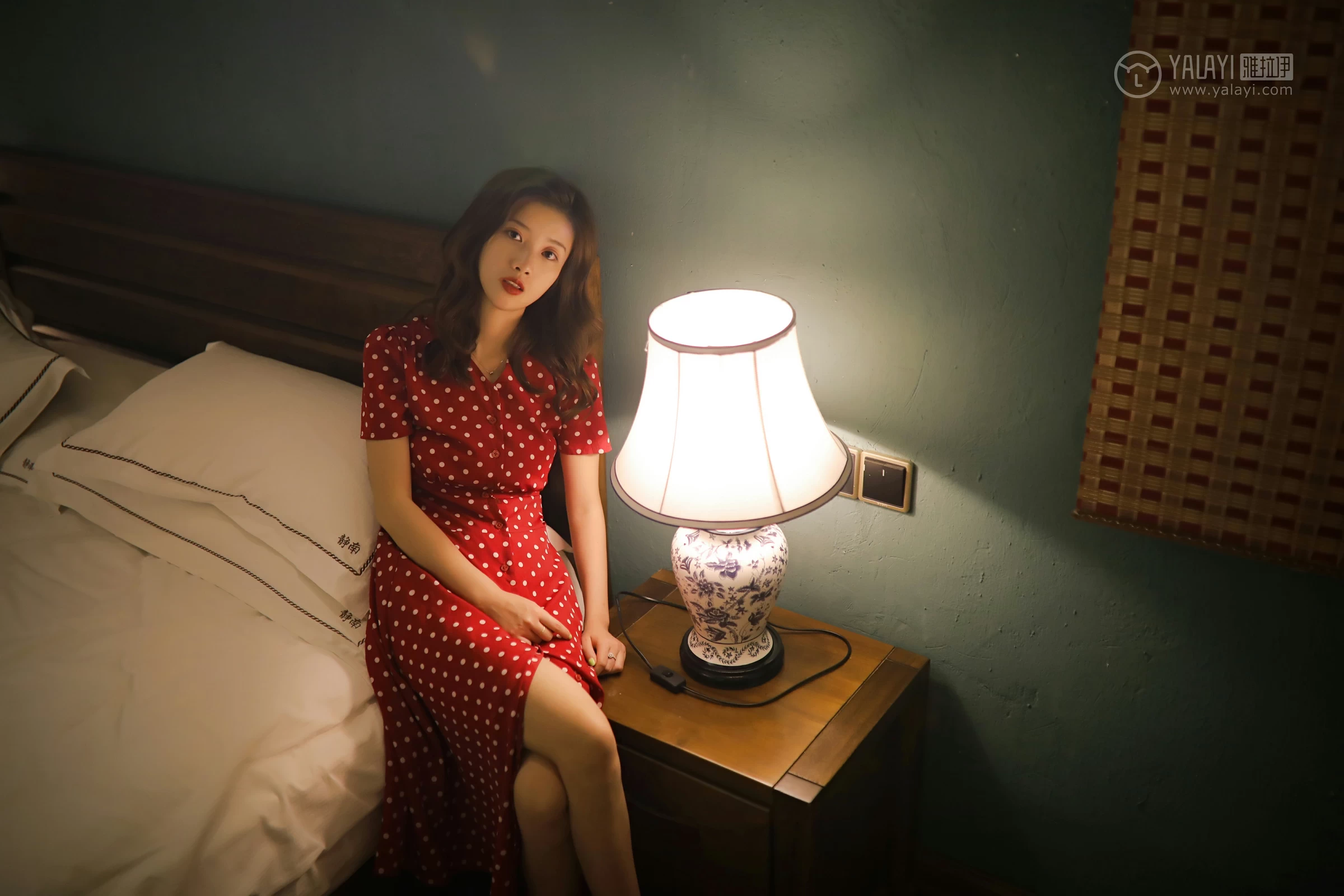 [YALAYI雅拉伊]No.347 失眠夜 圈圈 红色亮点连衣裙居家私房写真集第6张
