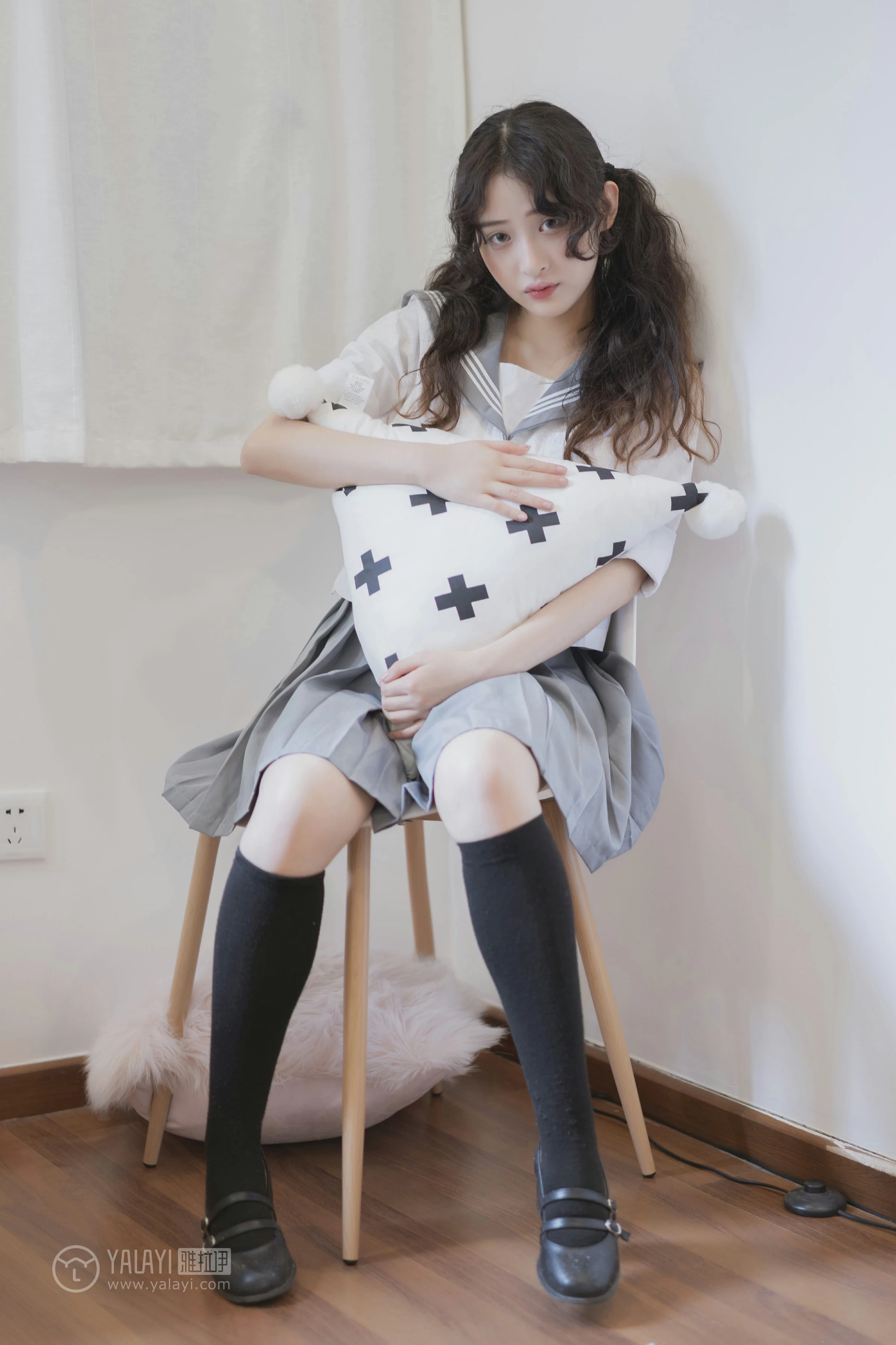 [YALAYI雅拉伊]No.349 清纯学生妹 西子 高中女生制服与短裙性感私房写真集第7张