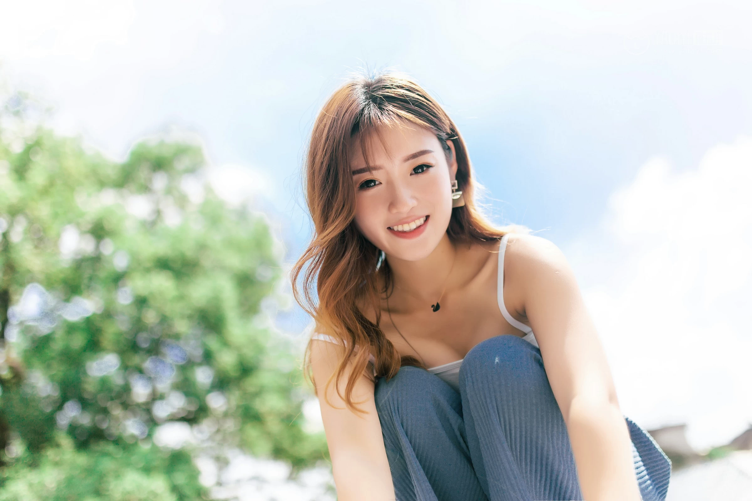 [YALAYI雅拉伊]No.354 向往的生活 朵朵 白色性感小背心与透视镂空连衣裙私房写真集第9张