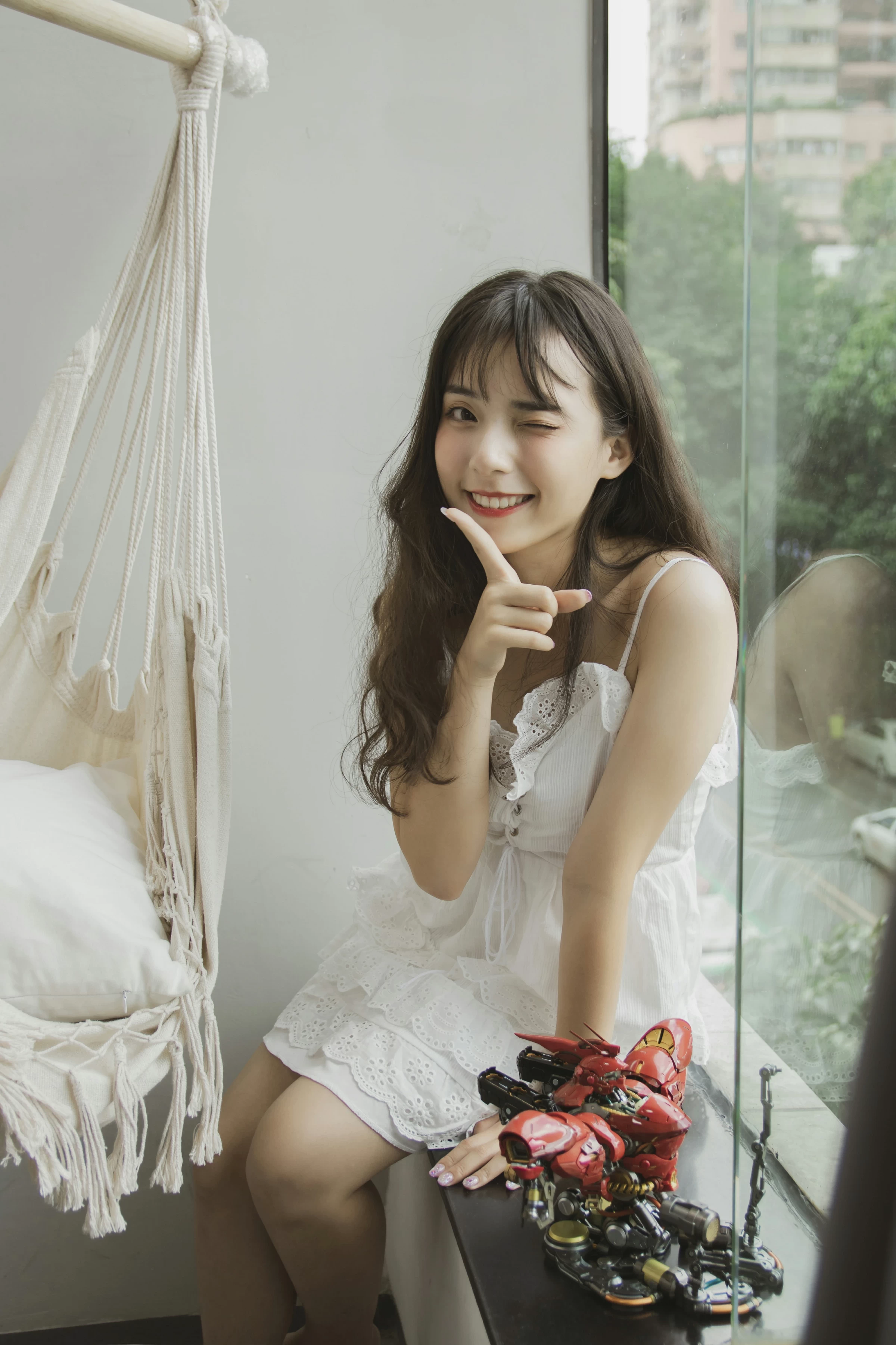 [YALAYI雅拉伊]No.357 我的高达女友 阿橙 白色吊带蕾丝连衣裙清纯可爱私房写真集第15张