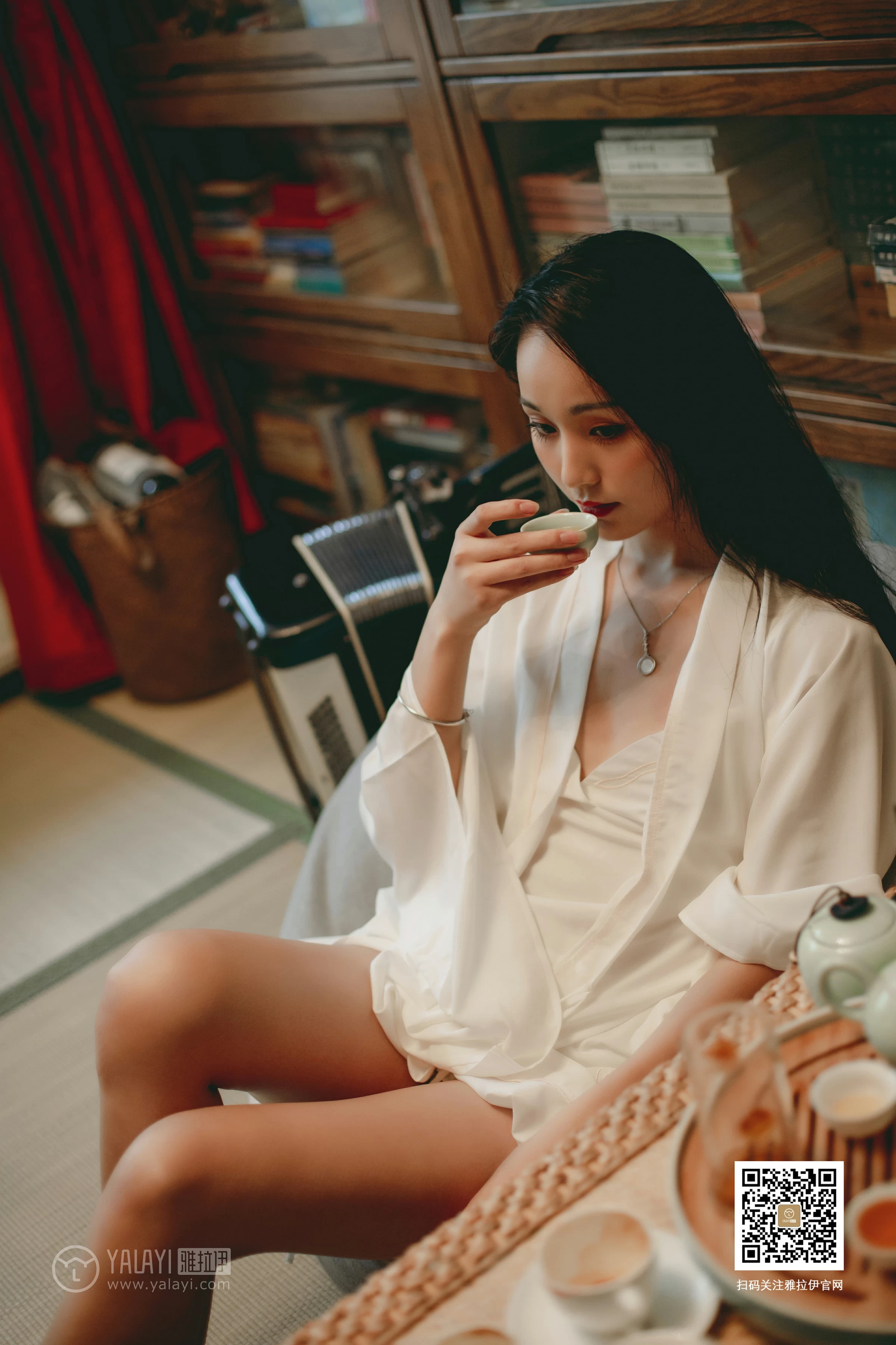 [YALAYI雅拉伊]No.361 Elegant 项兴咏 白色睡衣加白色吊带内衣性感私房写真集第6张