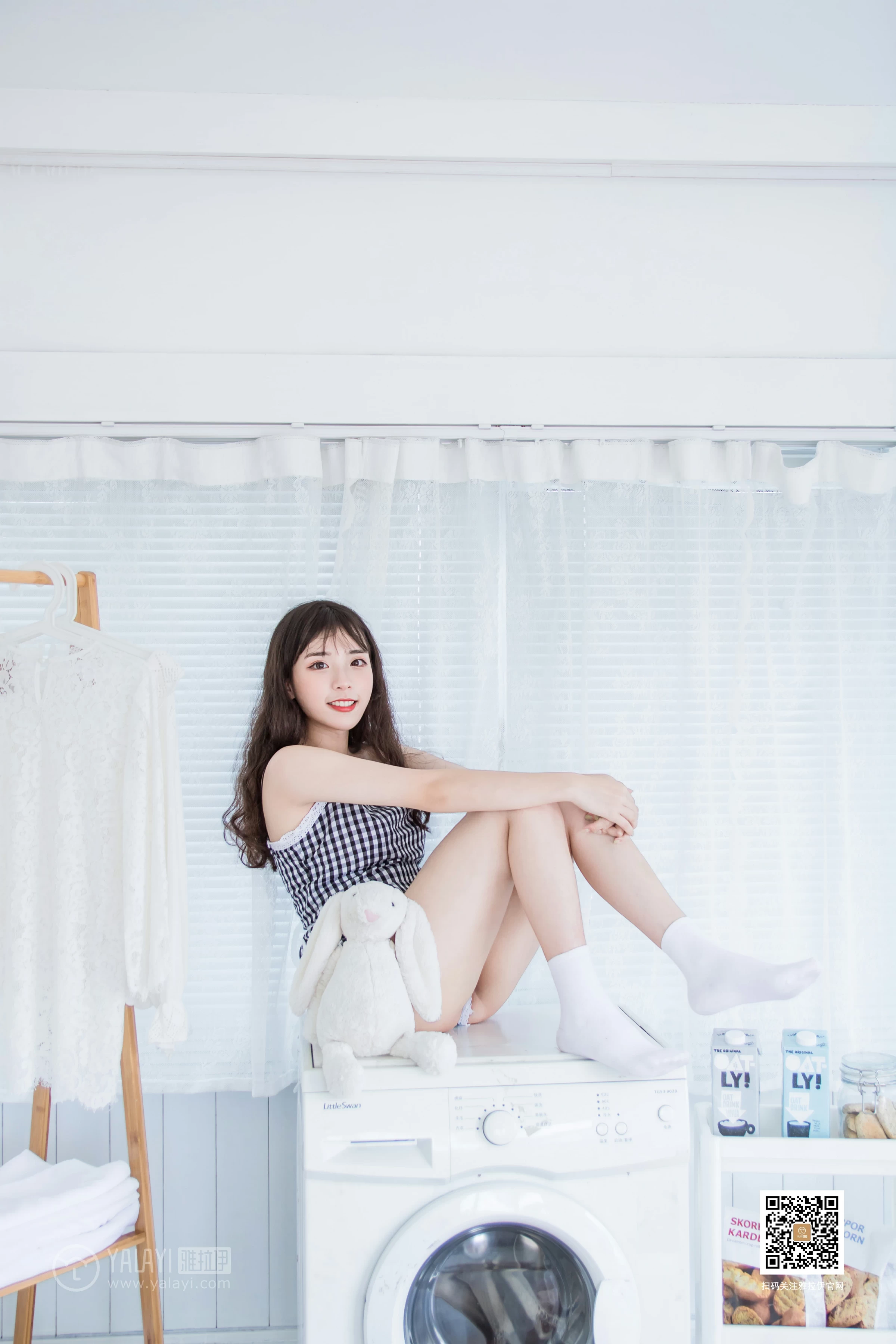 [YALAYI雅拉伊]No.369 一双白袜子 阿橙 吊带小背心加短裤性感私房写真集第7张