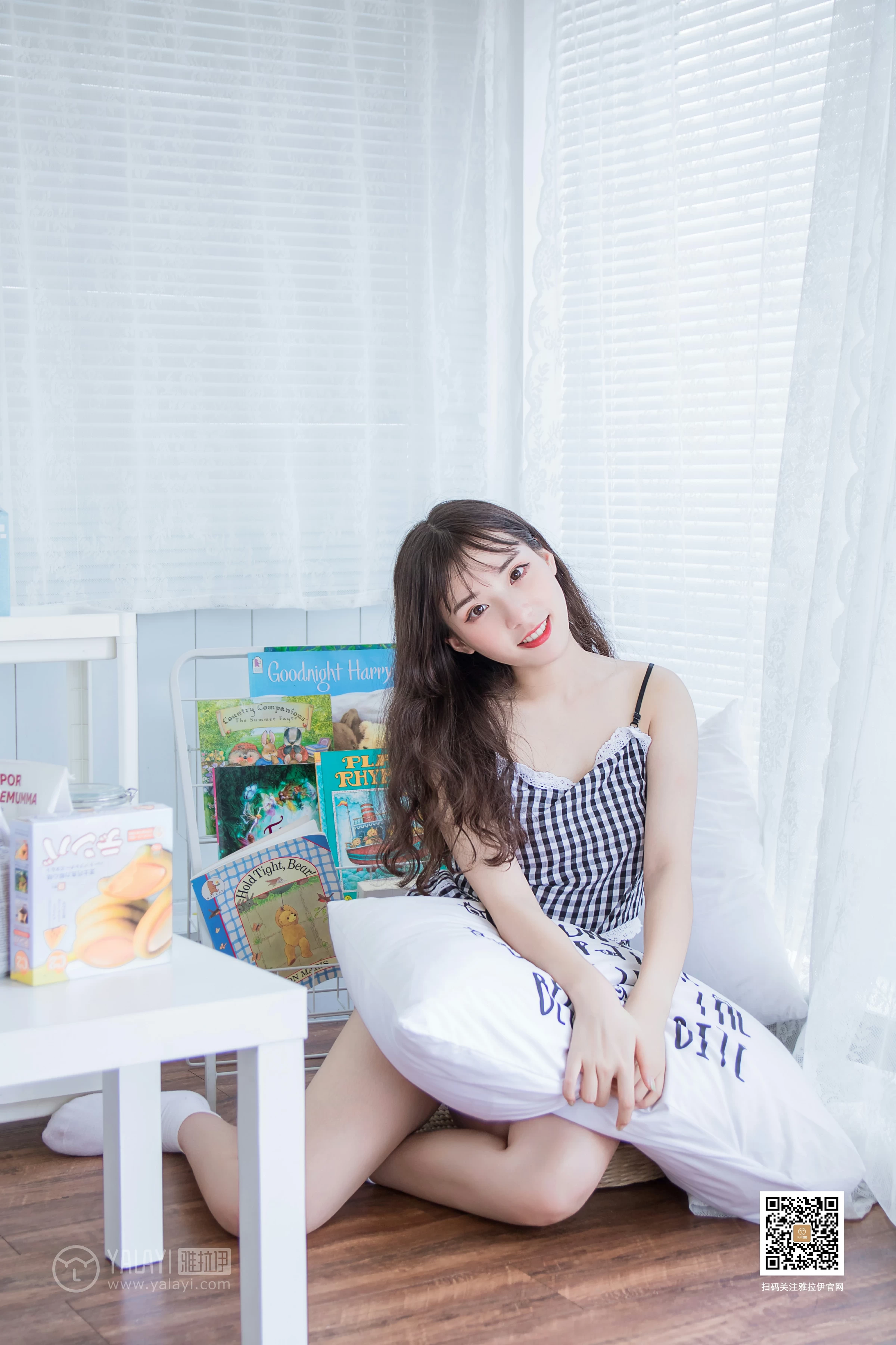 [YALAYI雅拉伊]No.369 一双白袜子 阿橙 吊带小背心加短裤性感私房写真集第12张