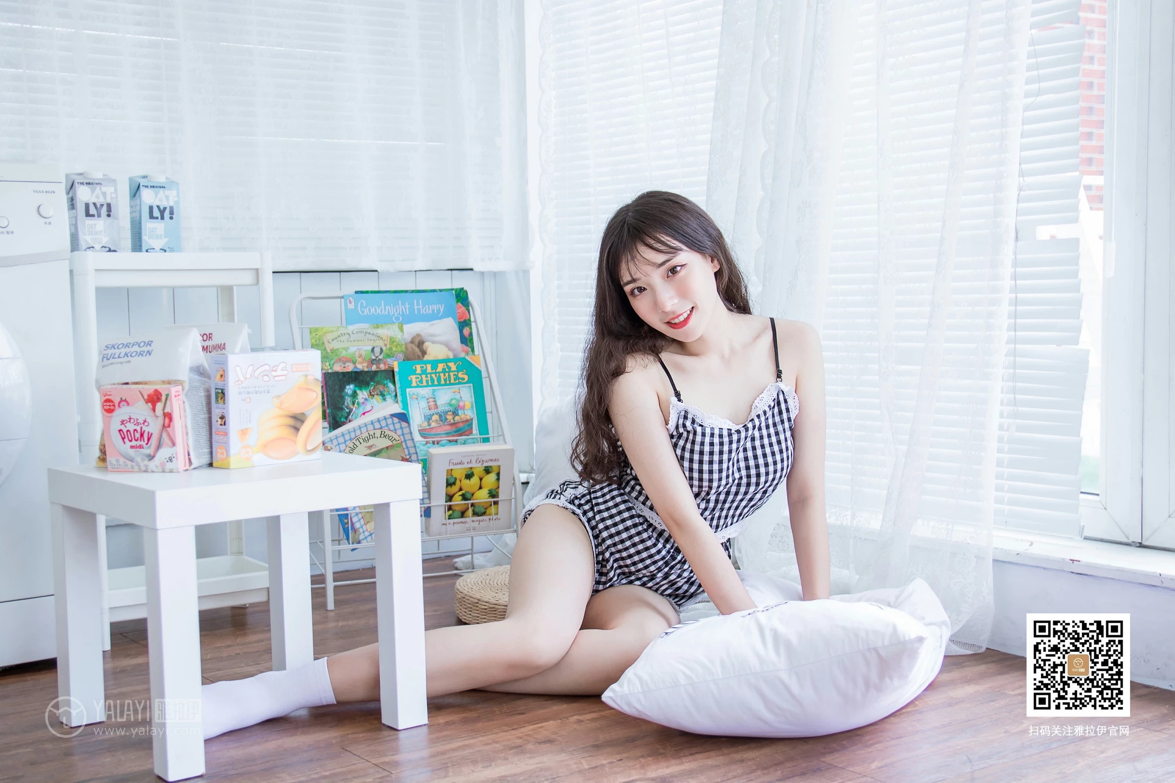 [YALAYI雅拉伊]No.369 一双白袜子 阿橙 吊带小背心加短裤性感私房写真集第12张