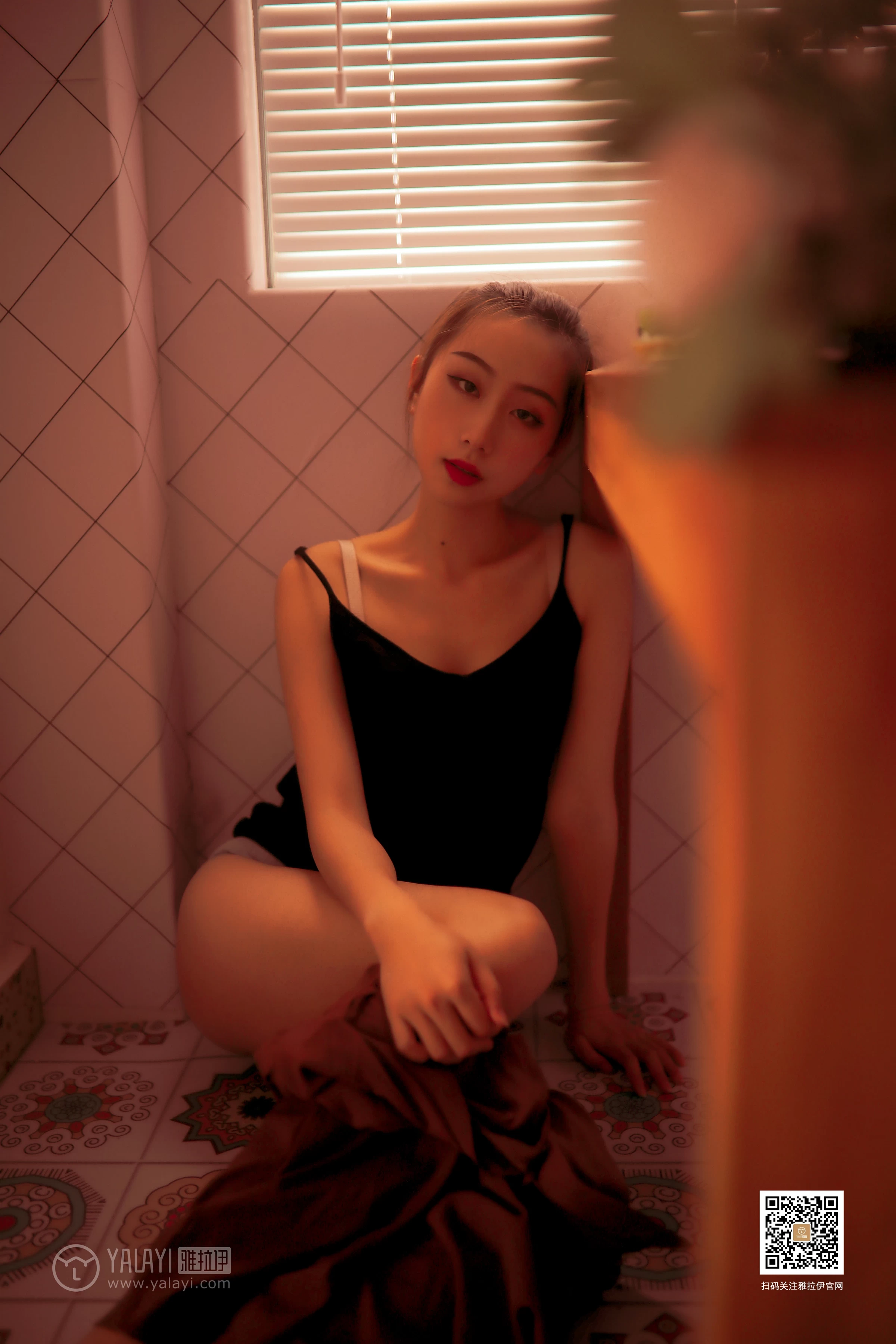[YALAYI雅拉伊]No.365 情关难解 晓琪 黑色性感小背心与红色长裤加黑色内衣私房写真集第10张
