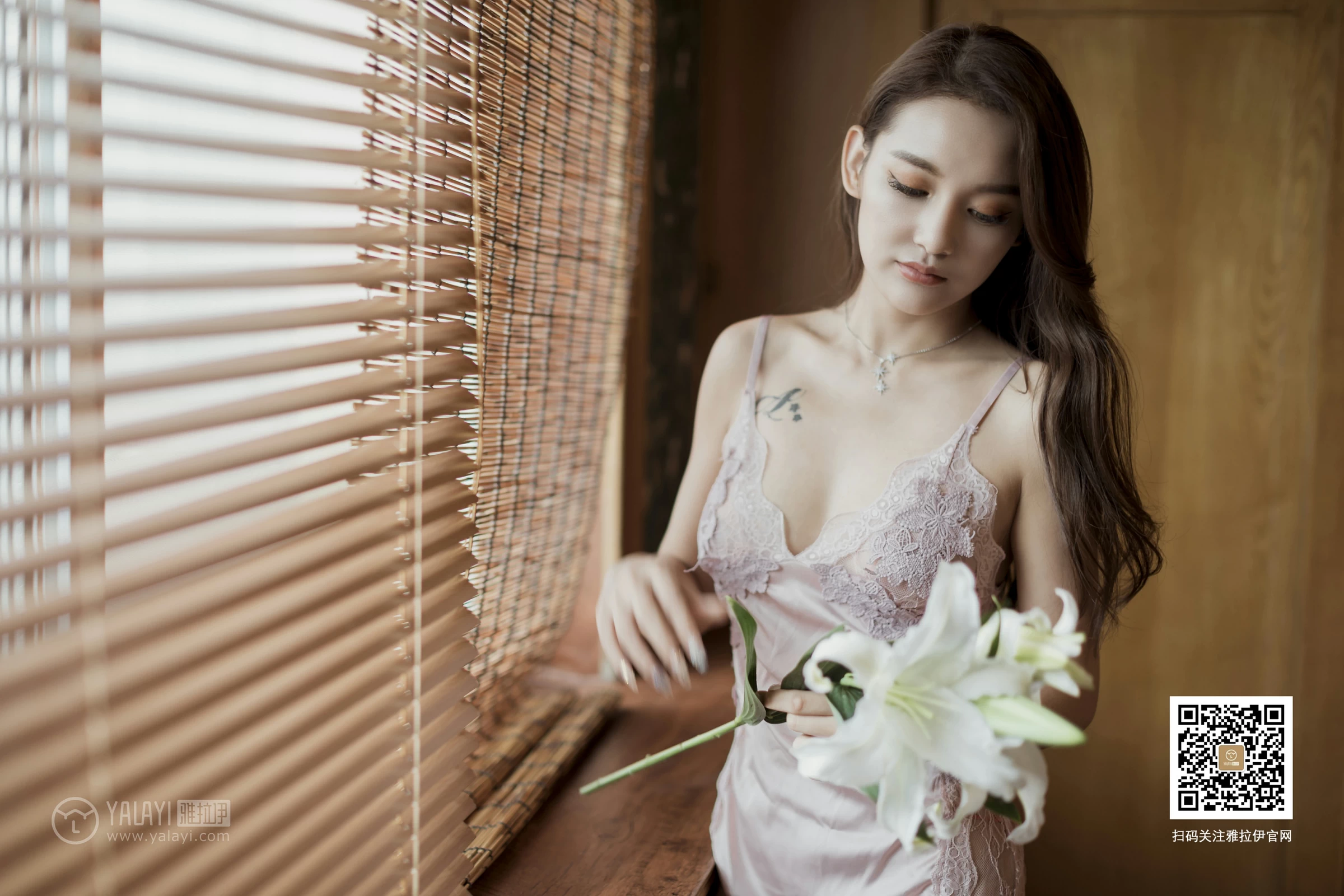 [YALAYI雅拉伊]No.377 异域丝情 刘子炀 粉色蕾丝睡衣加肉色丝袜美腿性感私房写真集第7张