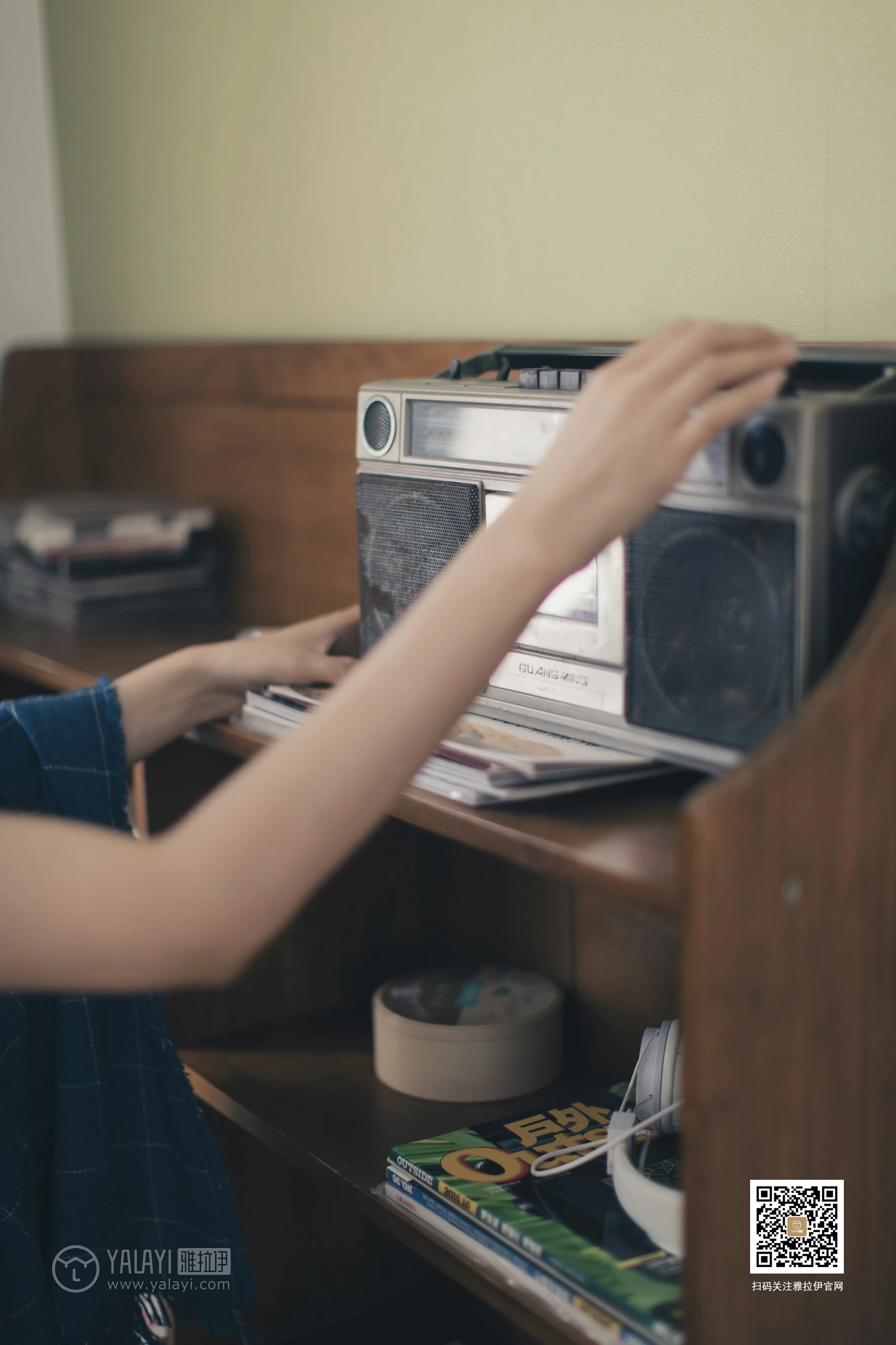 [YALAYI雅拉伊]No.393 丝情袜意 佳佳 情趣透视镂空肚兜加黑色丝袜美腿性感私房写真集第3张