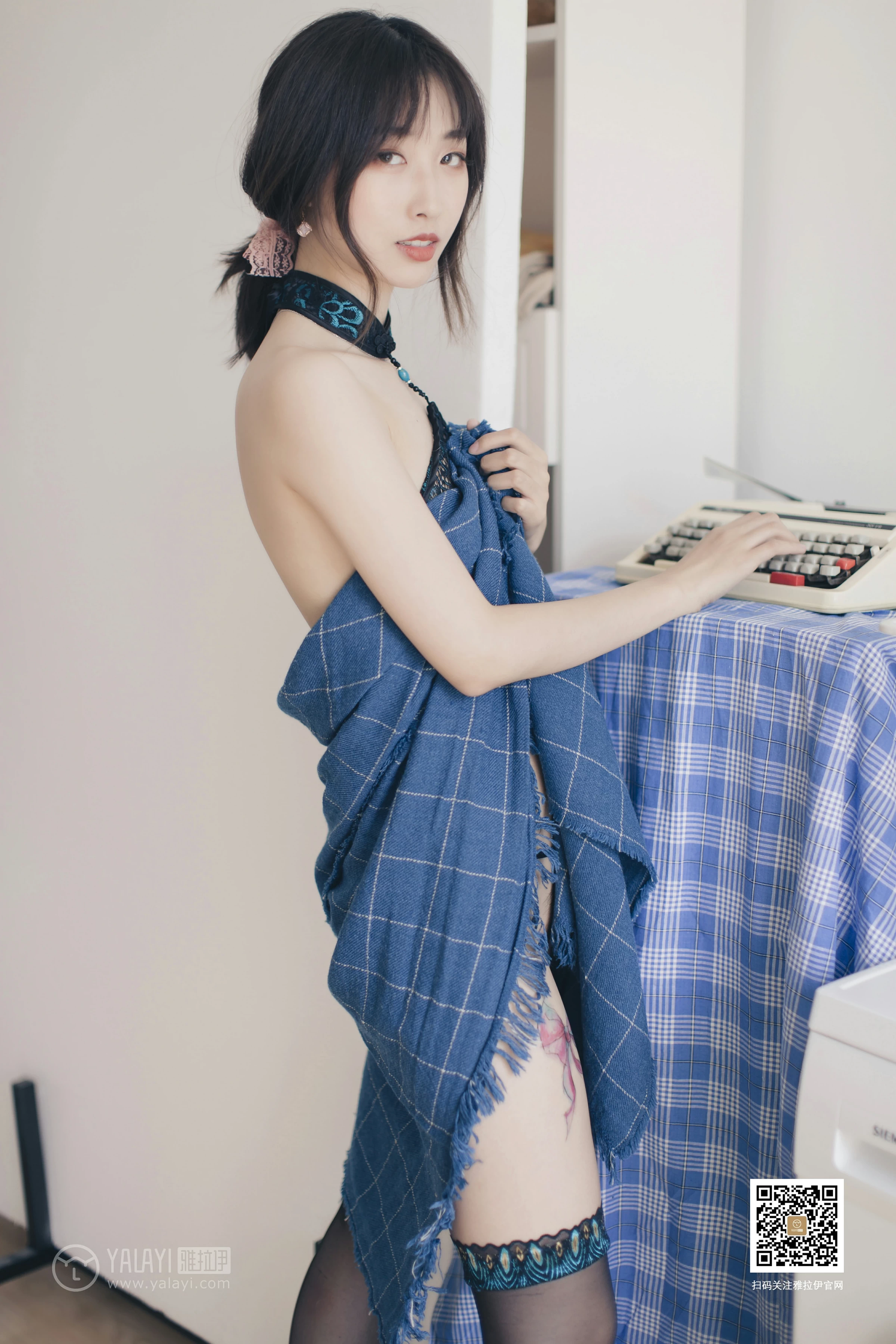 [YALAYI雅拉伊]No.393 丝情袜意 佳佳 情趣透视镂空肚兜加黑色丝袜美腿性感私房写真集第20张