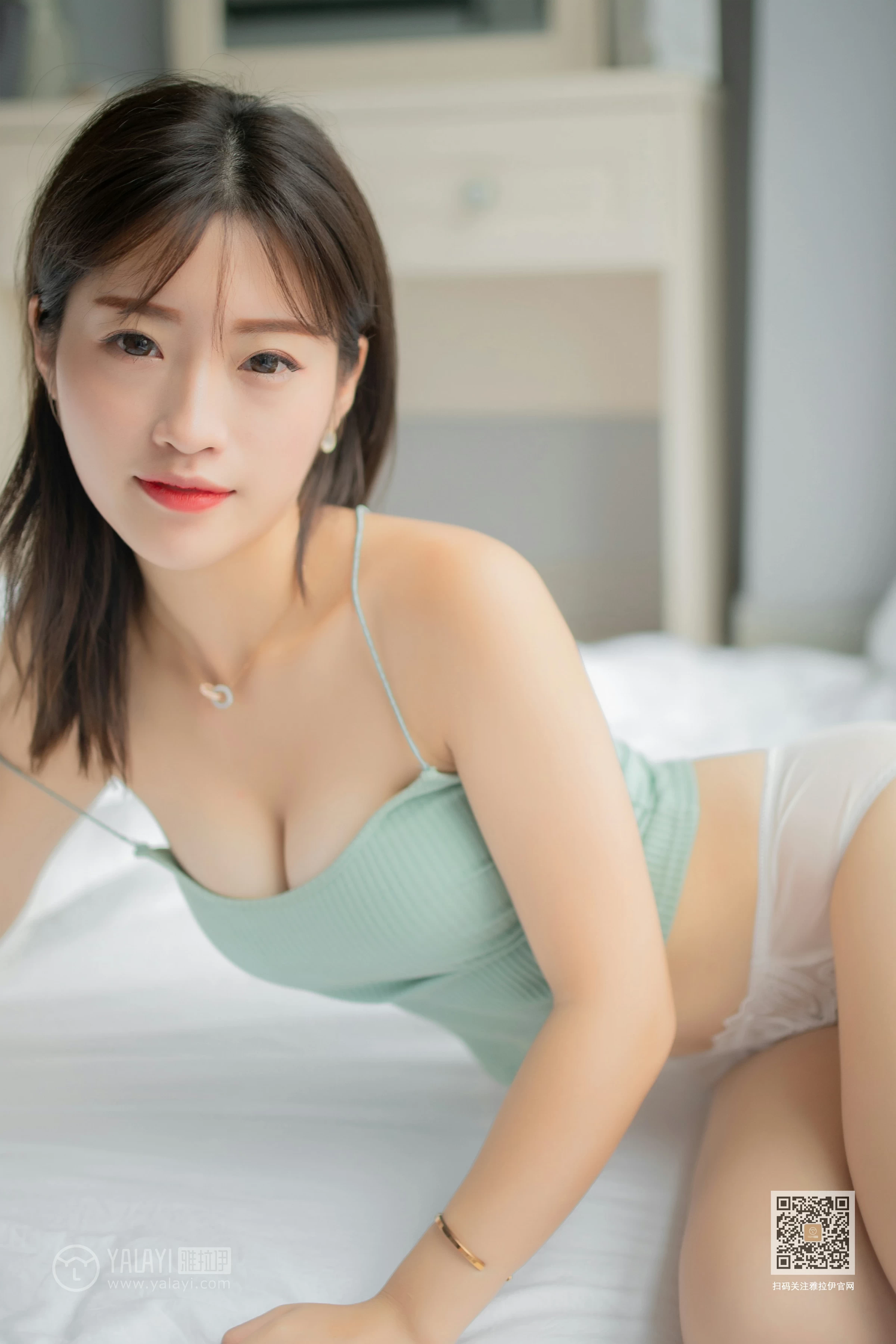 [YALAYI雅拉伊]No.396 少女心事 朵朵 淡蓝色性感小背心加白色蕾丝内裤私房写真集第8张
