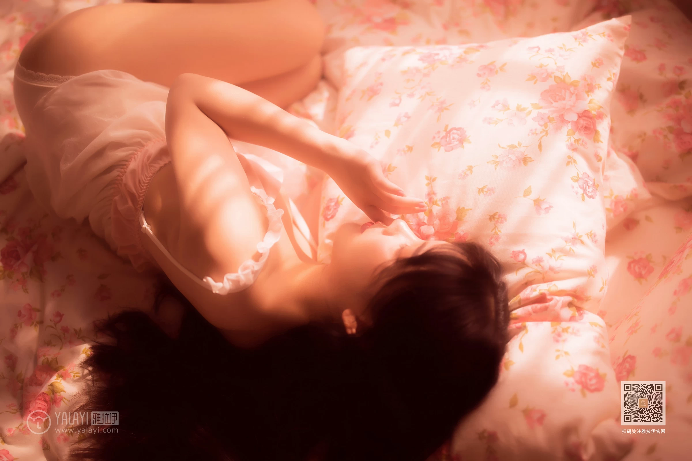 [YALAYI雅拉伊]Vol.406 香床美人儿 香儿 粉色情趣睡衣裙性感私房写真集第11张