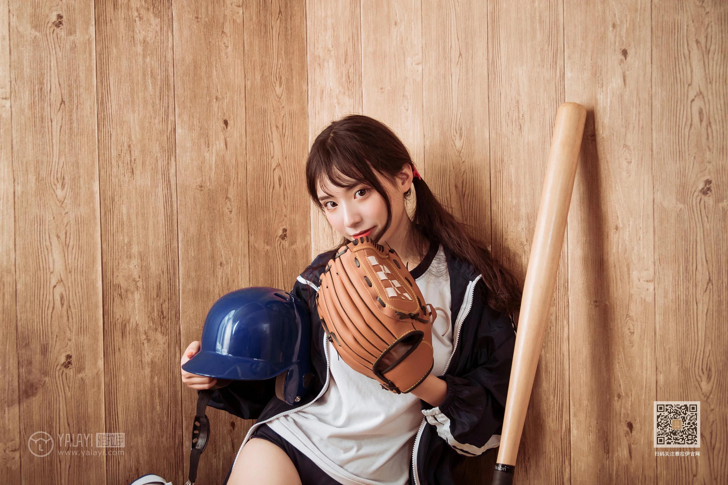 [YALAYI雅拉伊]Vol.407 美女棒球手 阿橙 白色短袖加蓝色短裤性感私房写真集第2张