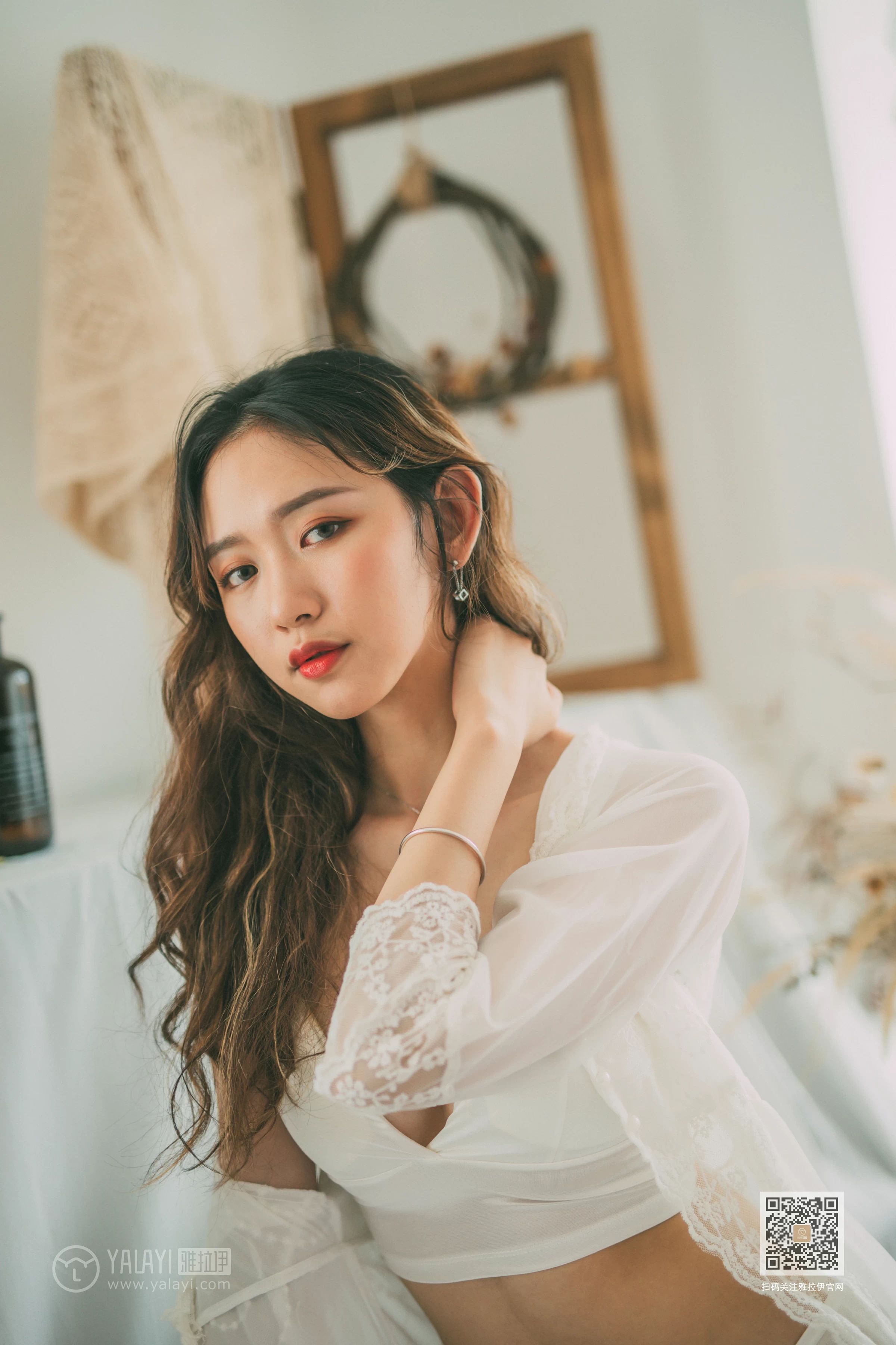 [YALAYI雅拉伊]Vol.408 写生模特 晓琳 白色透视睡衣加白色内衣性感私房写真集第4张