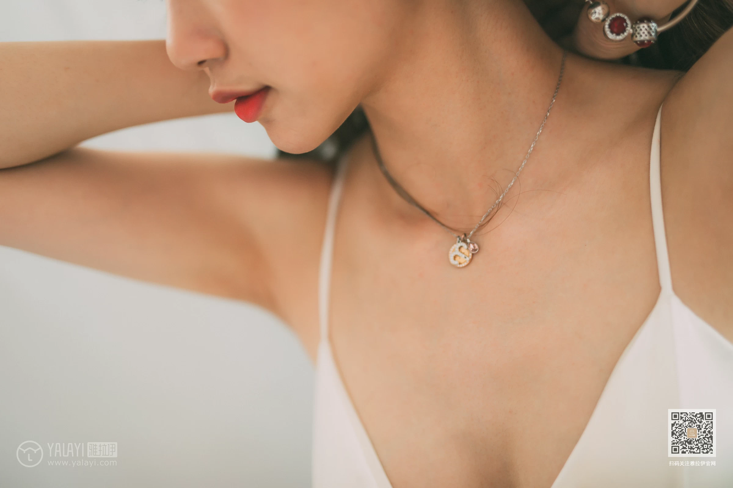 [YALAYI雅拉伊]Vol.408 写生模特 晓琳 白色透视睡衣加白色内衣性感私房写真集第8张