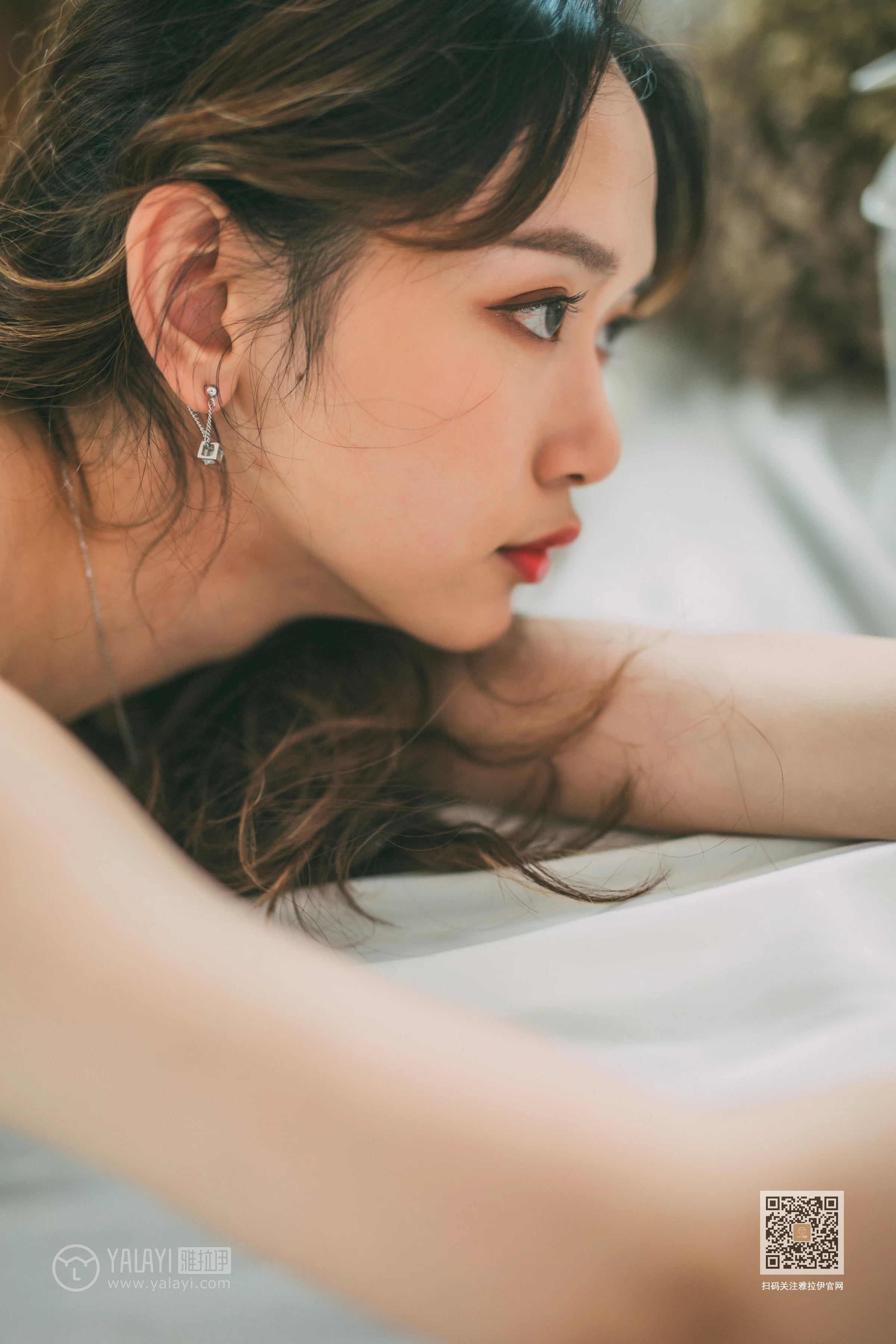 [YALAYI雅拉伊]Vol.408 写生模特 晓琳 白色透视睡衣加白色内衣性感私房写真集第10张