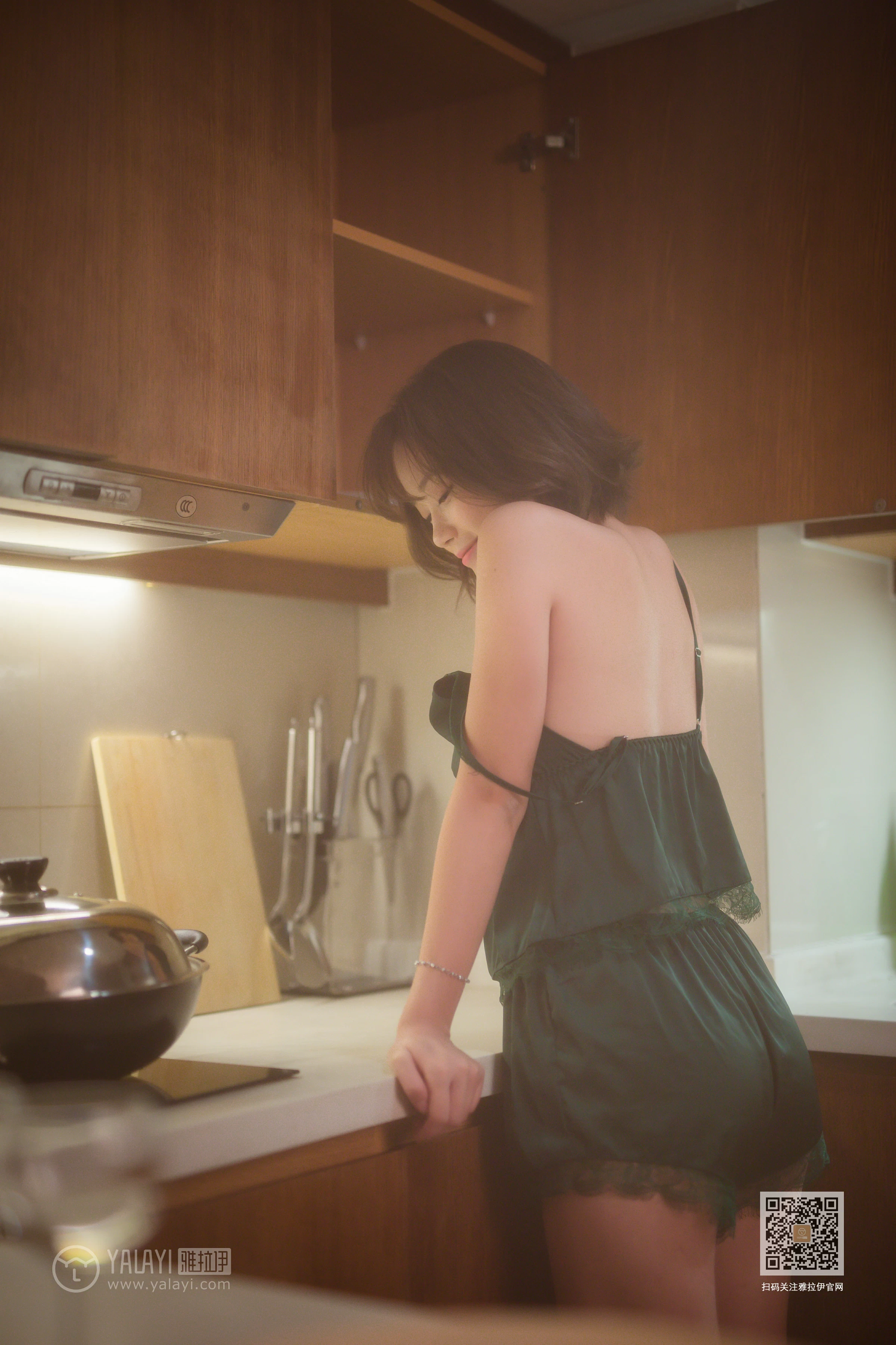[YALAYI雅拉伊]Vol.412 特技小厨娘 良子 吊带睡衣加蕾丝短裤性感私房写真集第13张