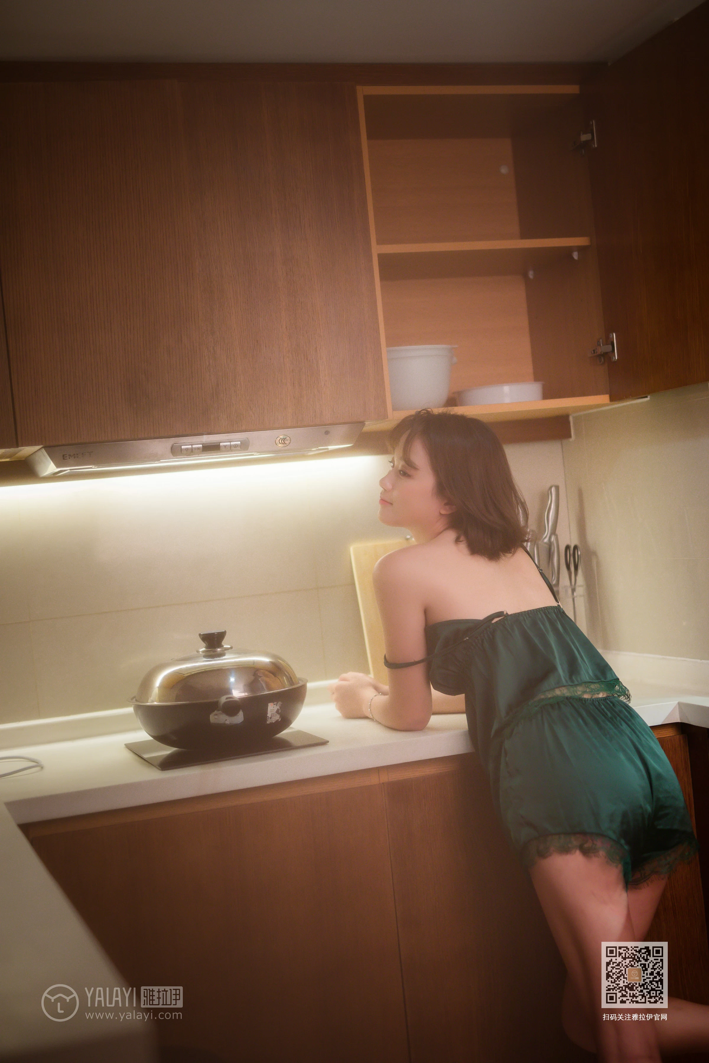 [YALAYI雅拉伊]Vol.412 特技小厨娘 良子 吊带睡衣加蕾丝短裤性感私房写真集第15张