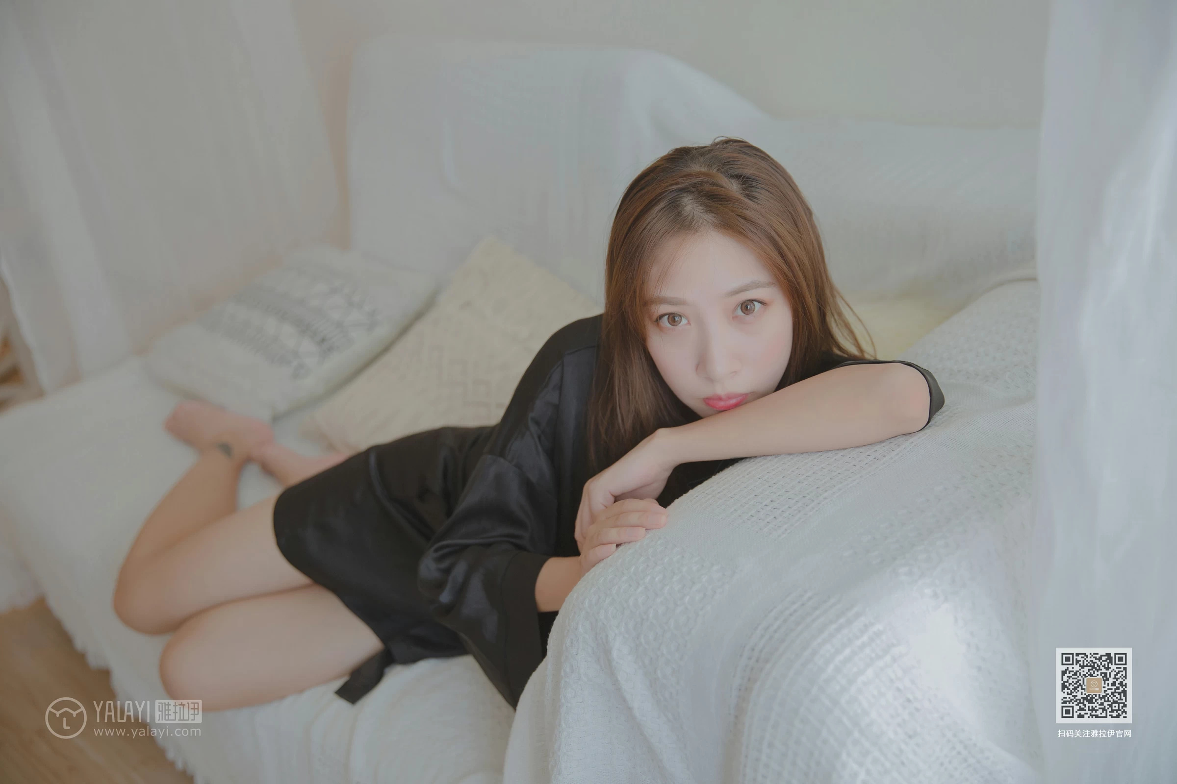 [YALAYI雅拉伊]Vol.416 白加黑 蓝心 黑色真丝睡衣加黑色蕾丝内衣性感私房写真集第2张
