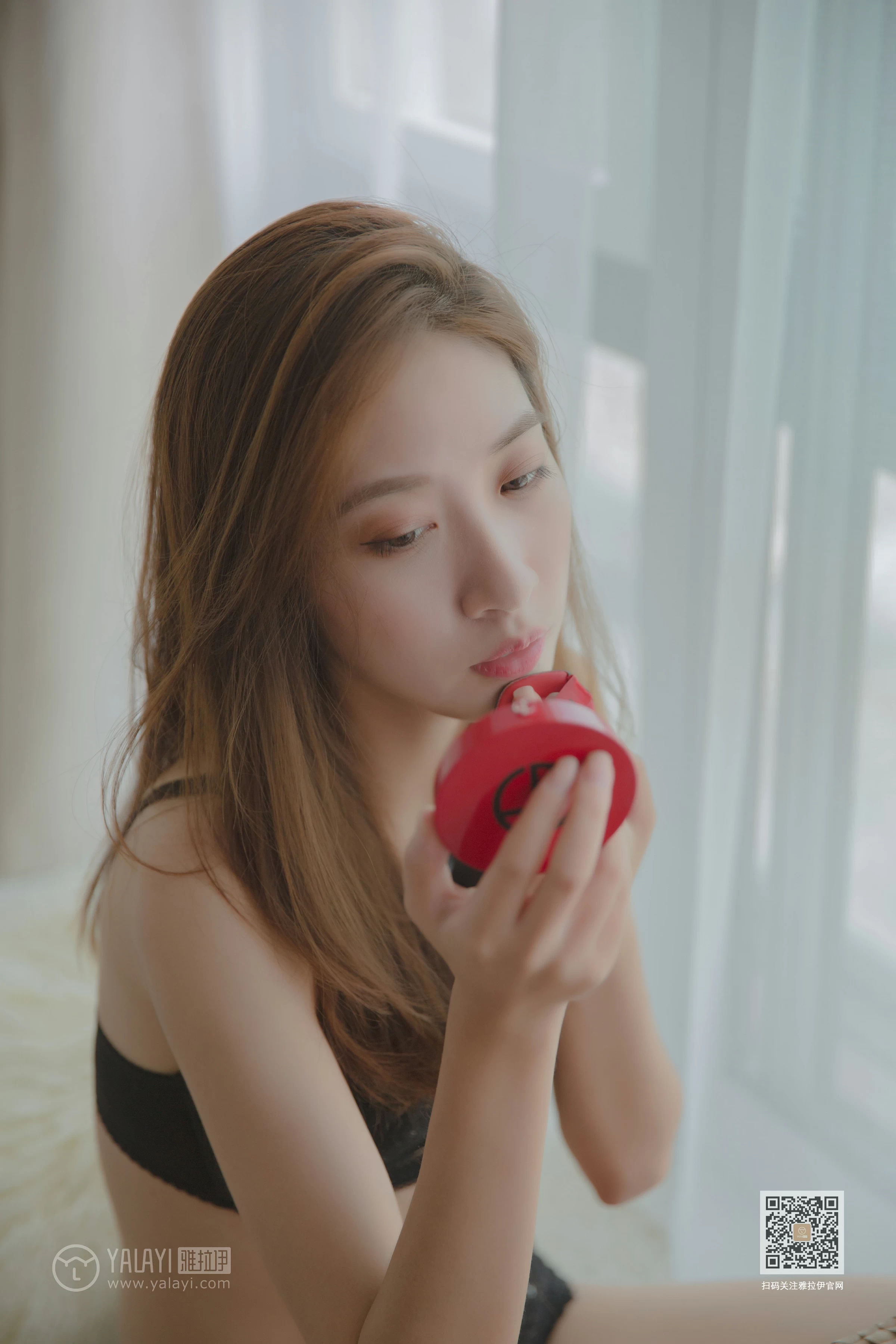 [YALAYI雅拉伊]Vol.416 白加黑 蓝心 黑色真丝睡衣加黑色蕾丝内衣性感私房写真集第11张