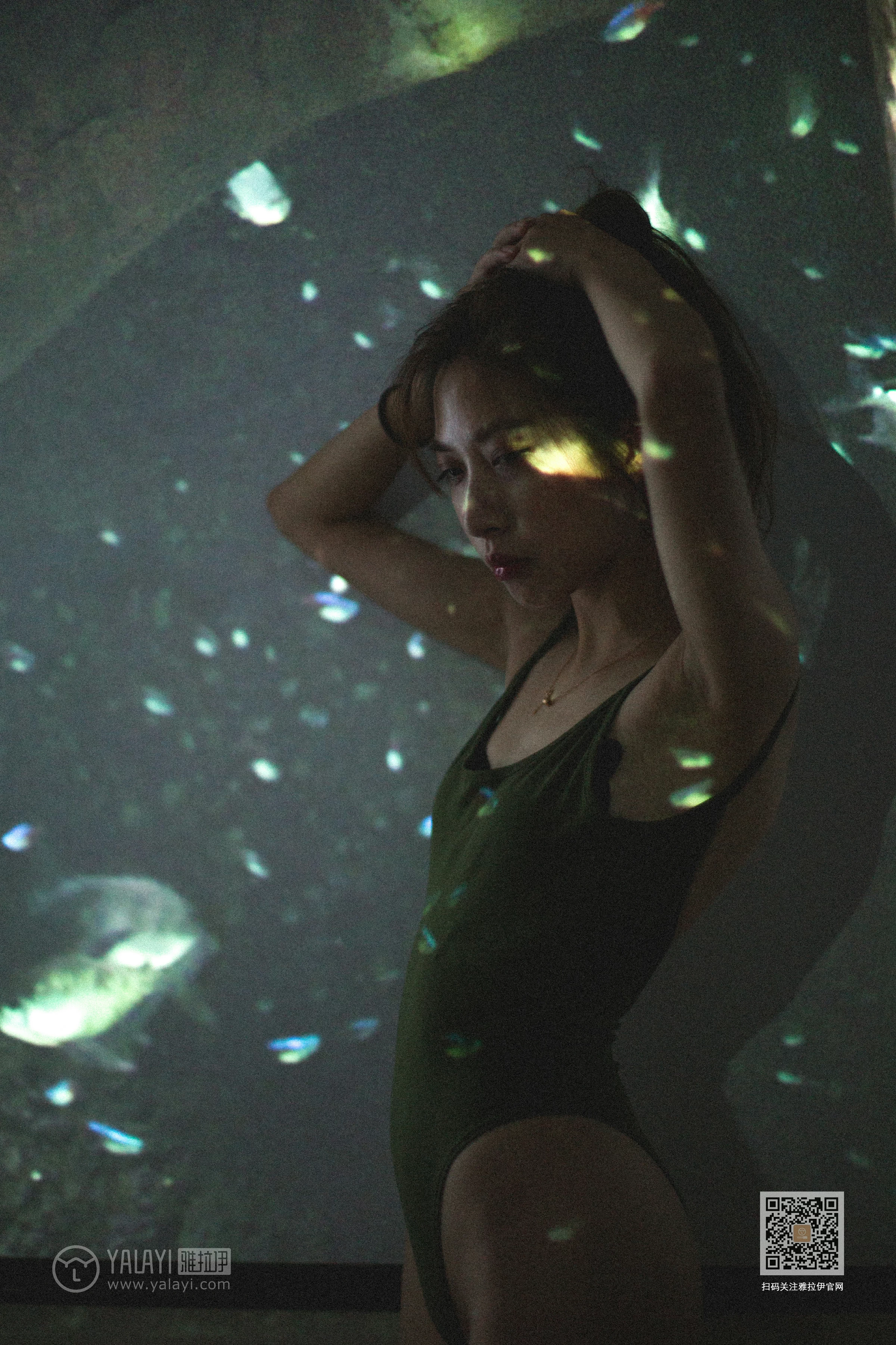 [YALAYI雅拉伊]Vol.416 白加黑 蓝心 黑色真丝睡衣加黑色蕾丝内衣性感私房写真集第16张