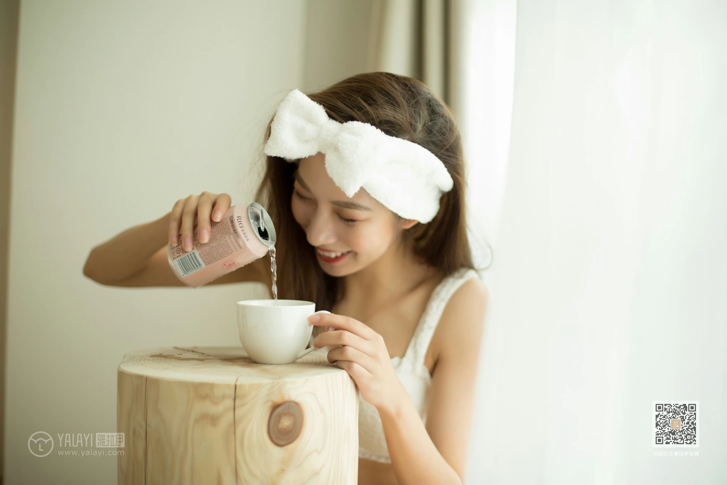 [YALAYI雅拉伊]Vol.421 素颜 蓝心 白色蕾丝内衣与棕色连体比基尼泳装性感私房写真集第5张