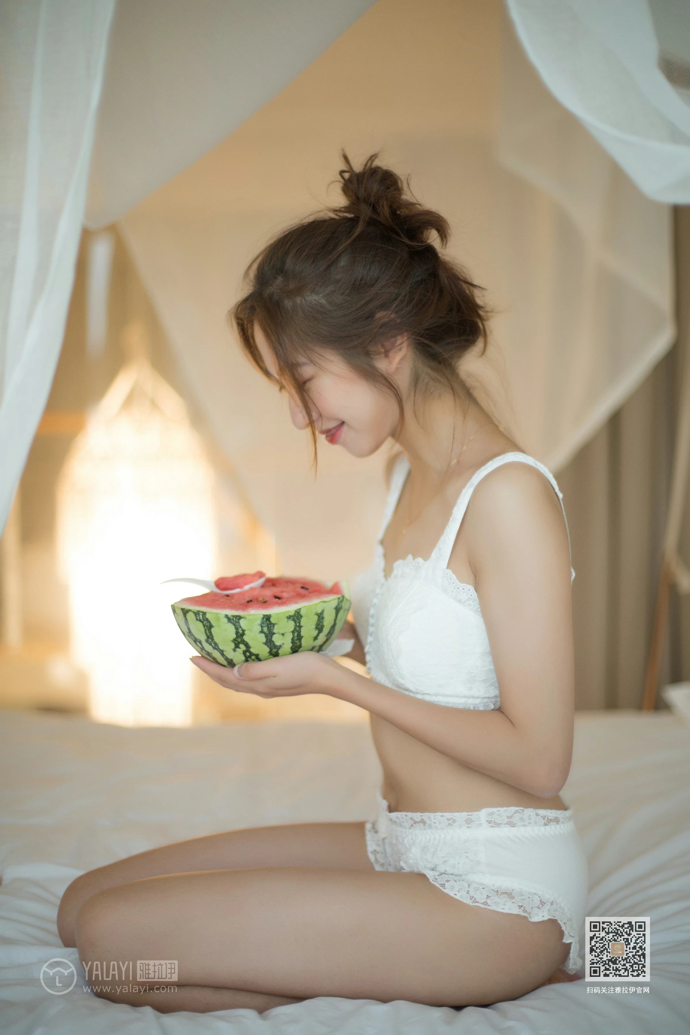 [YALAYI雅拉伊]Vol.421 素颜 蓝心 白色蕾丝内衣与棕色连体比基尼泳装性感私房写真集第9张