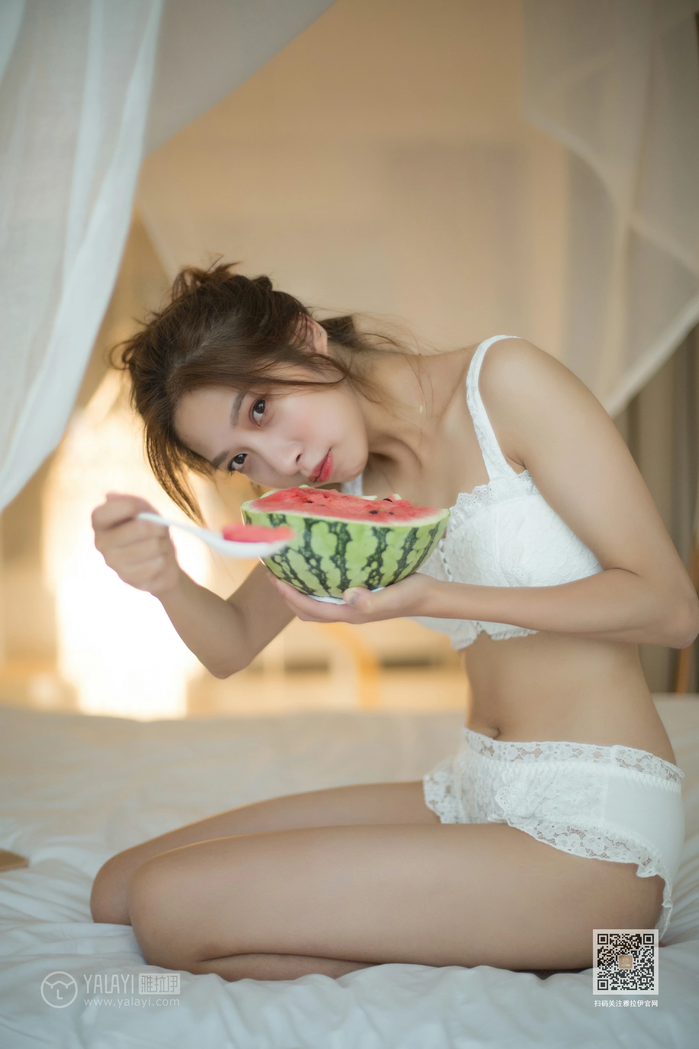 [YALAYI雅拉伊]Vol.421 素颜 蓝心 白色蕾丝内衣与棕色连体比基尼泳装性感私房写真集第10张