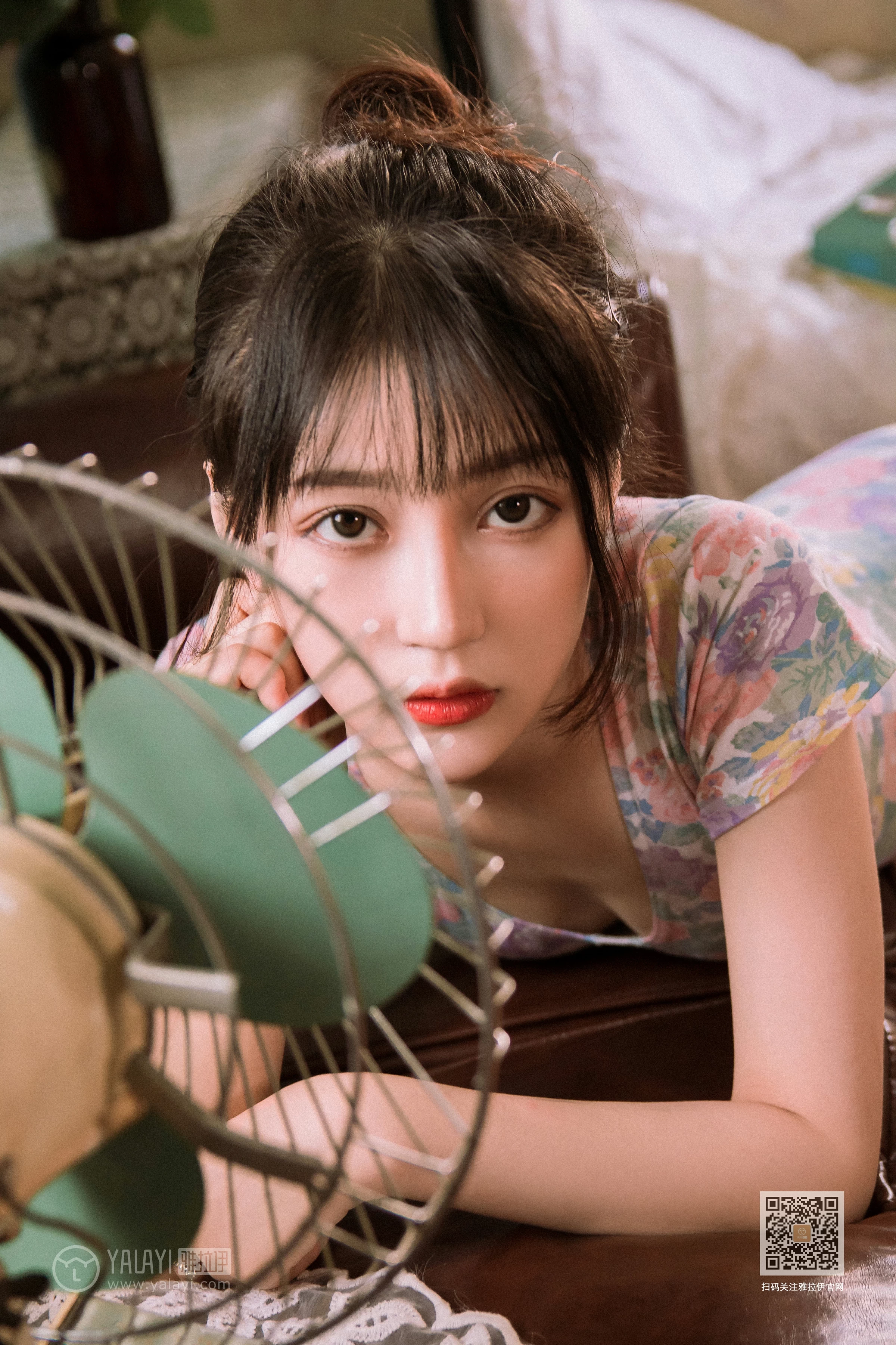 [YALAYI雅拉伊]Vol.433 复古情怀 卉卉 碎花连体衣居家性感私房写真集第10张