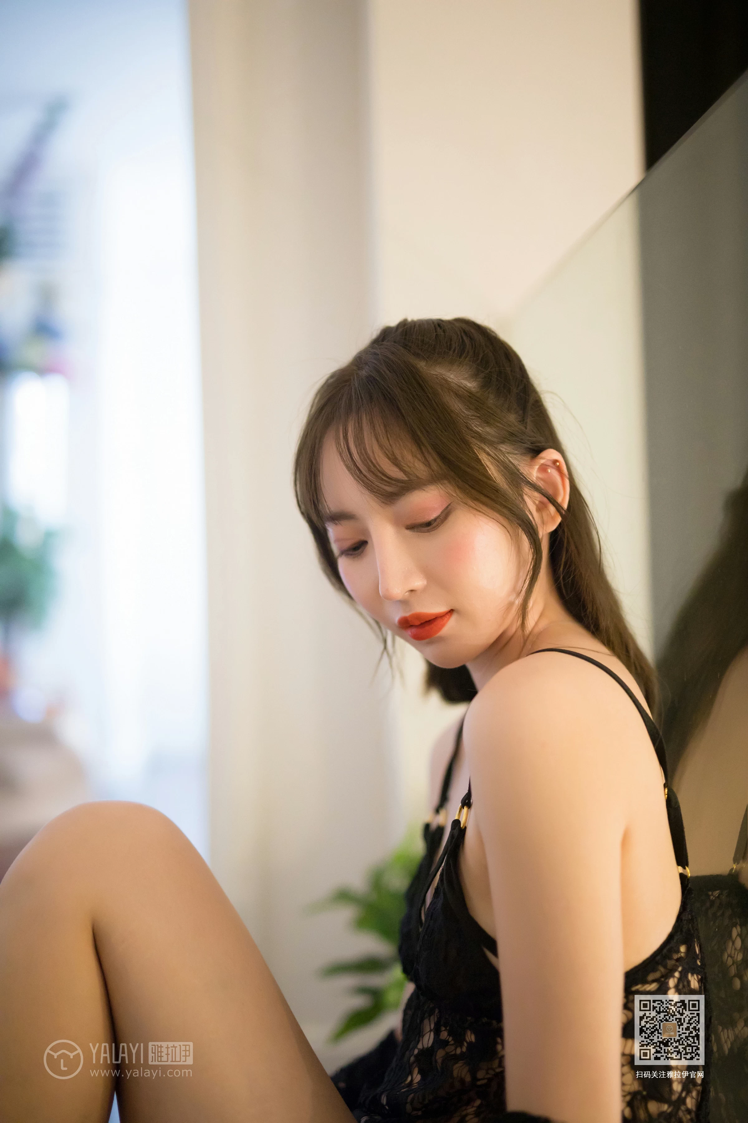 [YALAYI雅拉伊]Vol.435 现代白雪公主 黑色透视镂空睡衣加黑色蕾丝内衣性感私房写真集第6张
