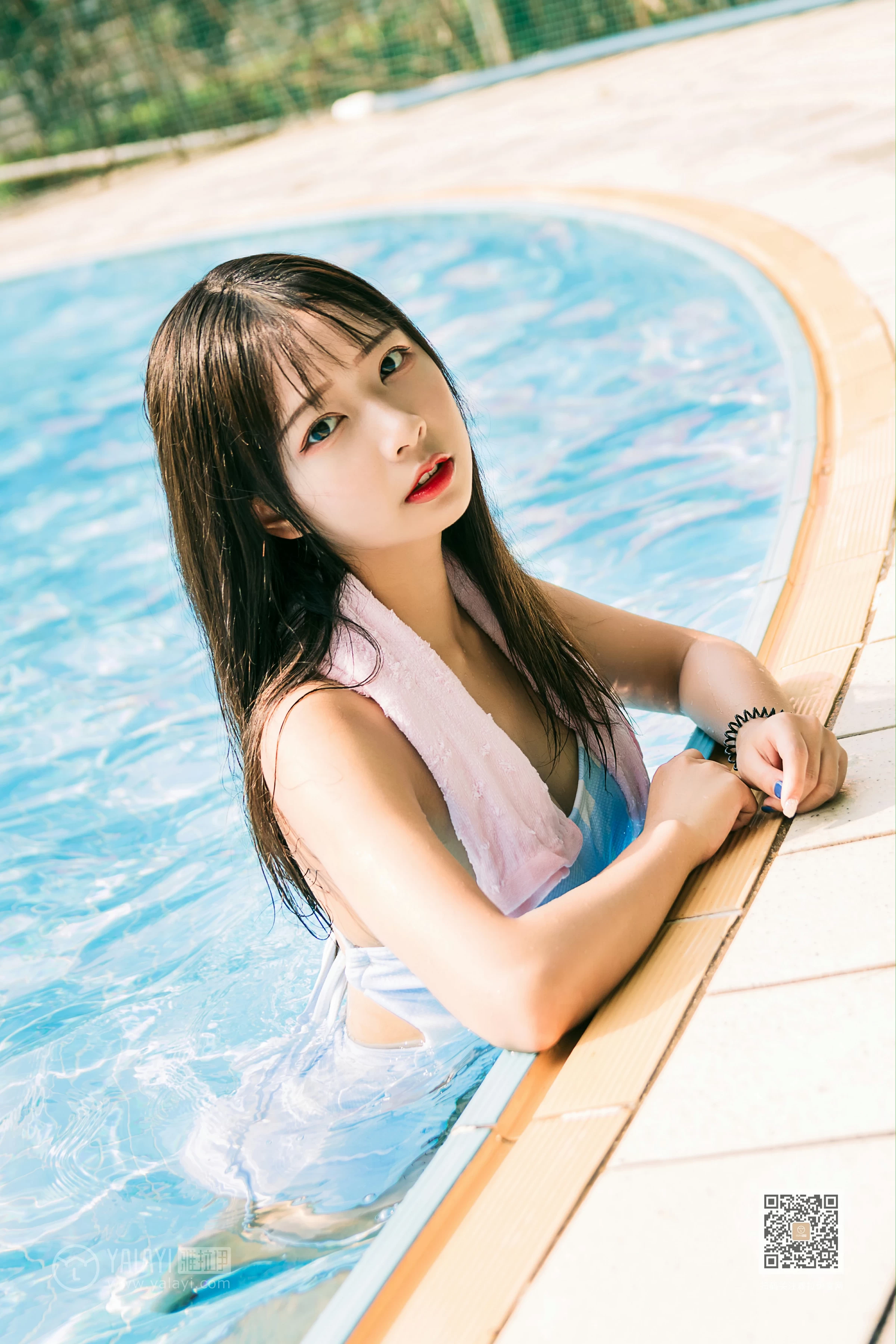 [YALAYI雅拉伊]Vol.437 夏日回憶 阿禾 蓝色连体比基尼泳装性感私房写真集第7张