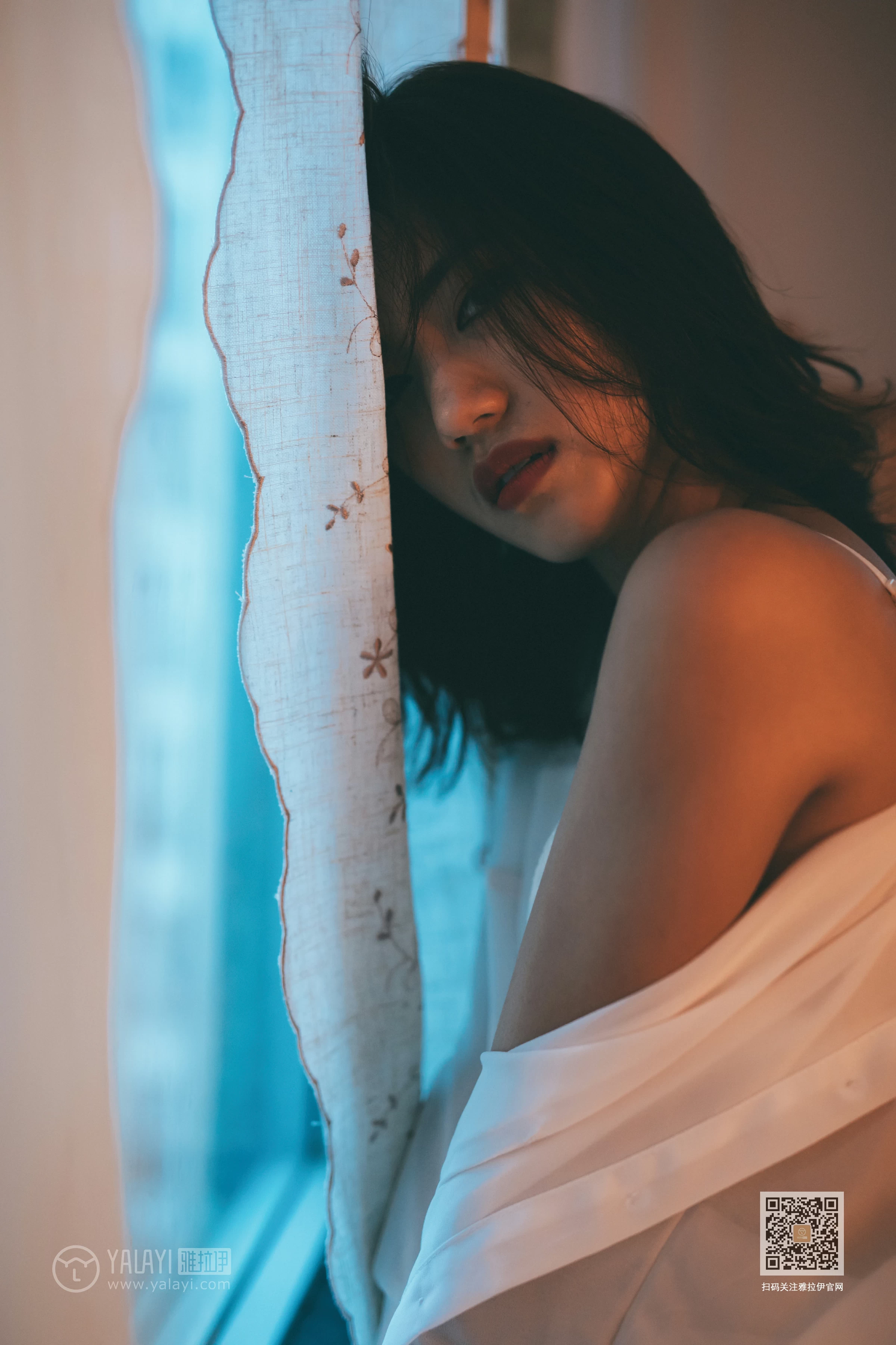 [YALAYI雅拉伊]Vol.442 空房间 小小 白色透视衬衫加白色蕾丝内衣性感私房写真集第3张