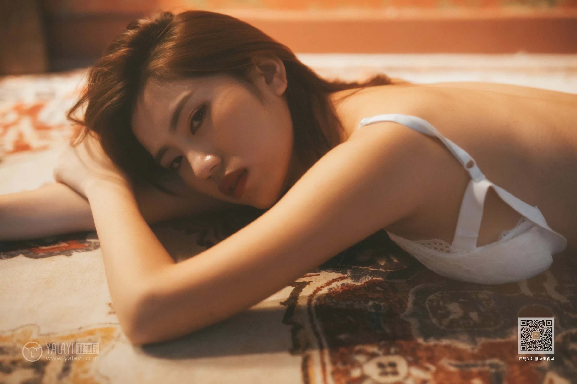 [YALAYI雅拉伊]Vol.442 空房间 小小 白色透视衬衫加白色蕾丝内衣性感私房写真集第13张