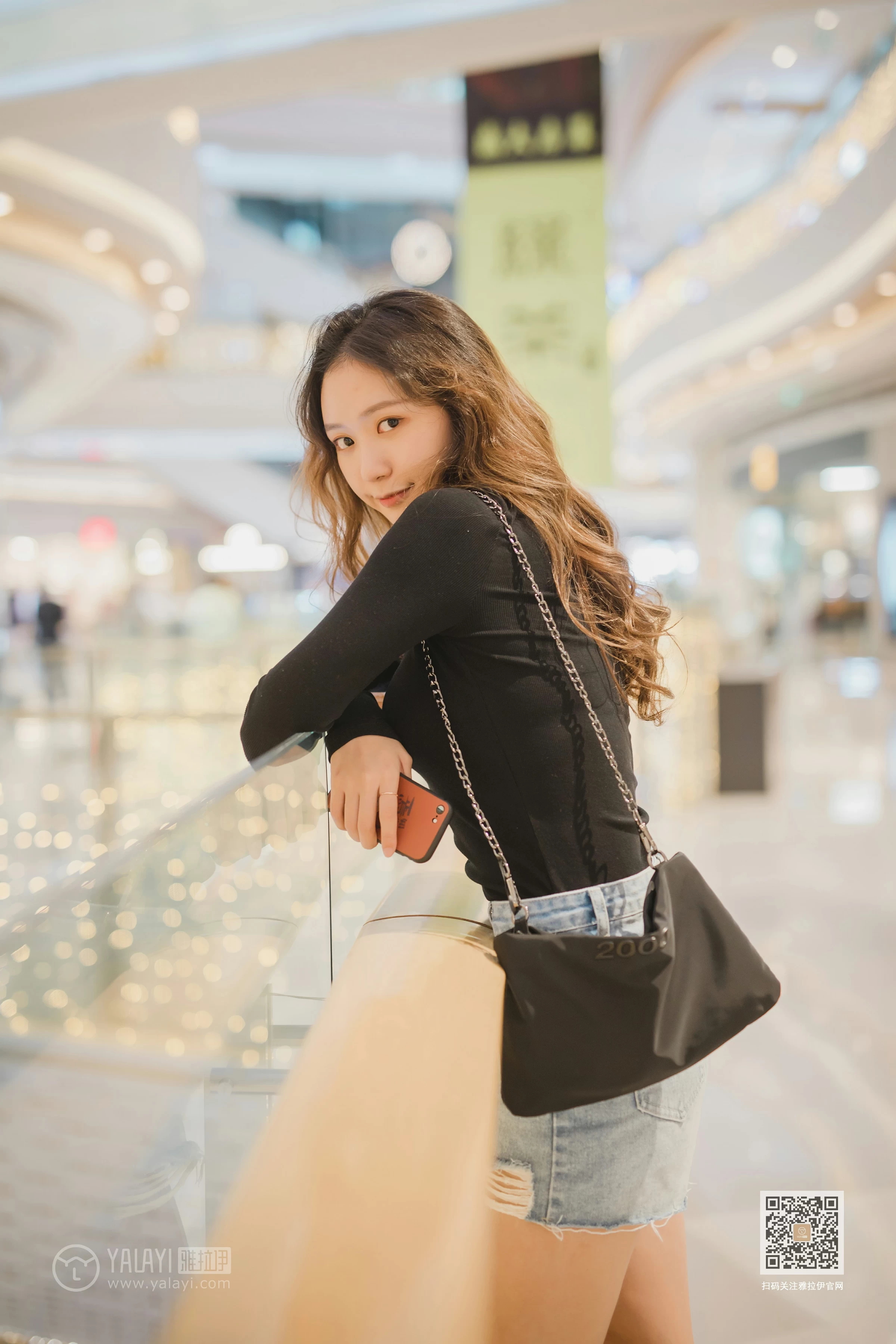 [YALAYI雅拉伊]Vol.484 陪你逛街 晓琳 黑色紧身上衣加牛仔短裤性感私房写真集第10张