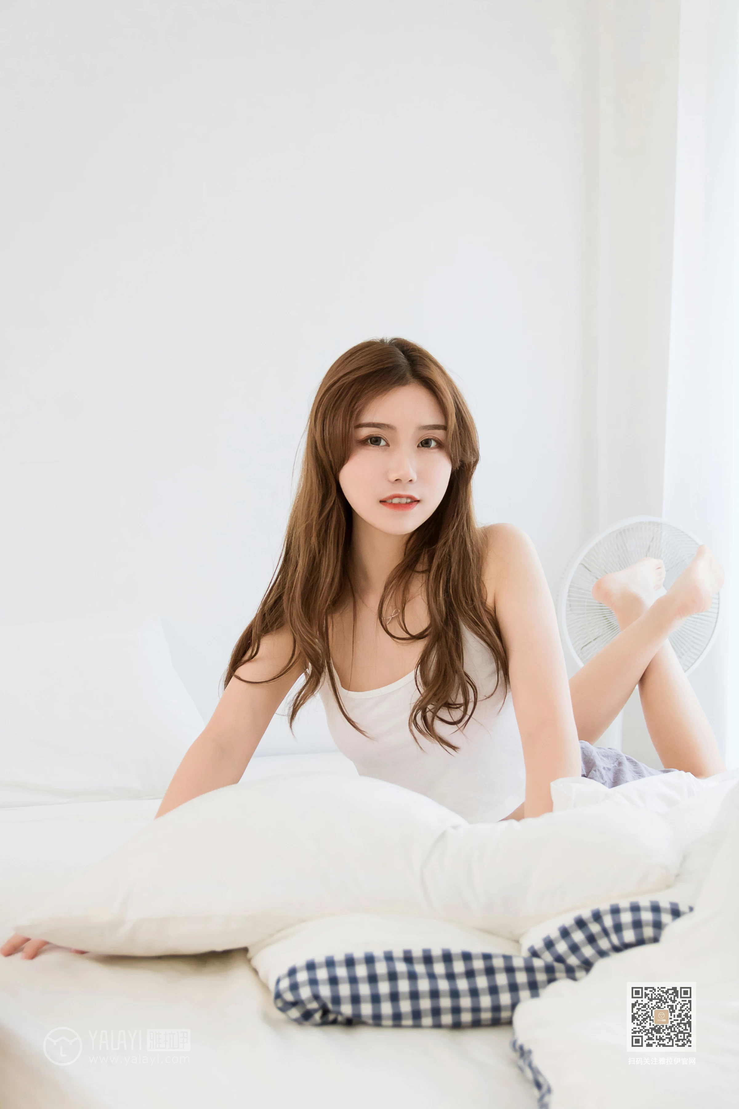 [YALAYI雅拉伊]Vol.486 妹妹来了 大乔&小乔 性感小背心加安全短裤私房写真集第2张