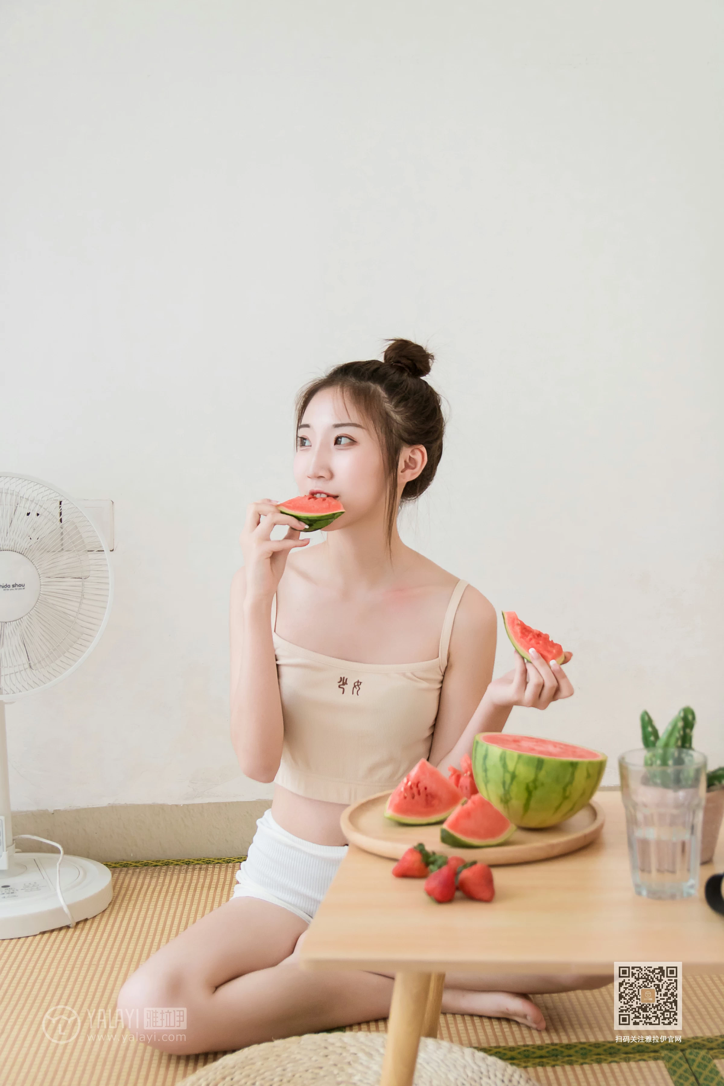 [YALAYI雅拉伊]Vol.486 妹妹来了 大乔&小乔 性感小背心加安全短裤私房写真集第8张