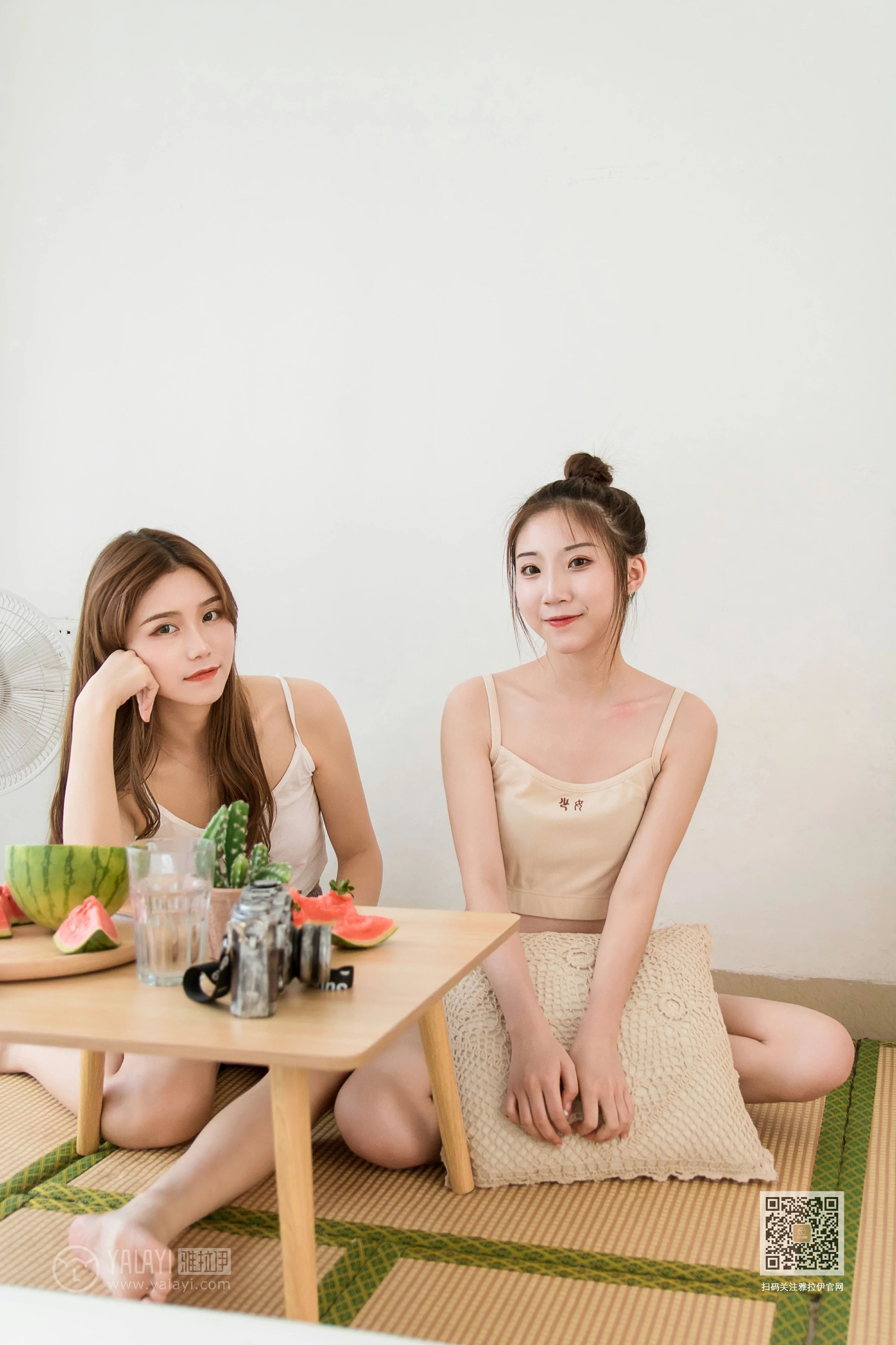 [YALAYI雅拉伊]Vol.486 妹妹来了 大乔&小乔 性感小背心加安全短裤私房写真集第11张