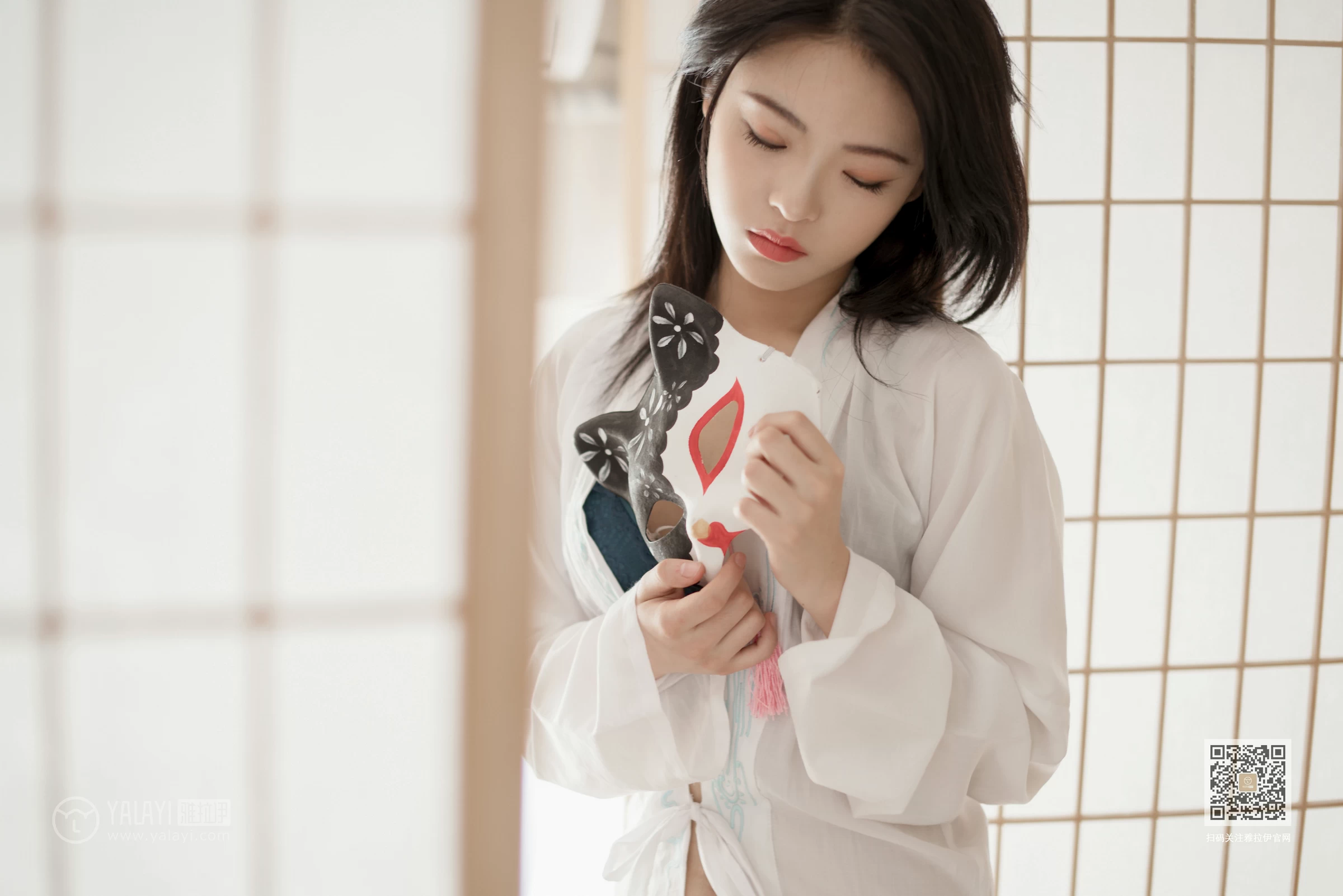 [YALAYI雅拉伊]Vol.492 和风猫女 含嫣 白色透视睡衣加蓝色蕾丝内衣性感私房写真集第8张