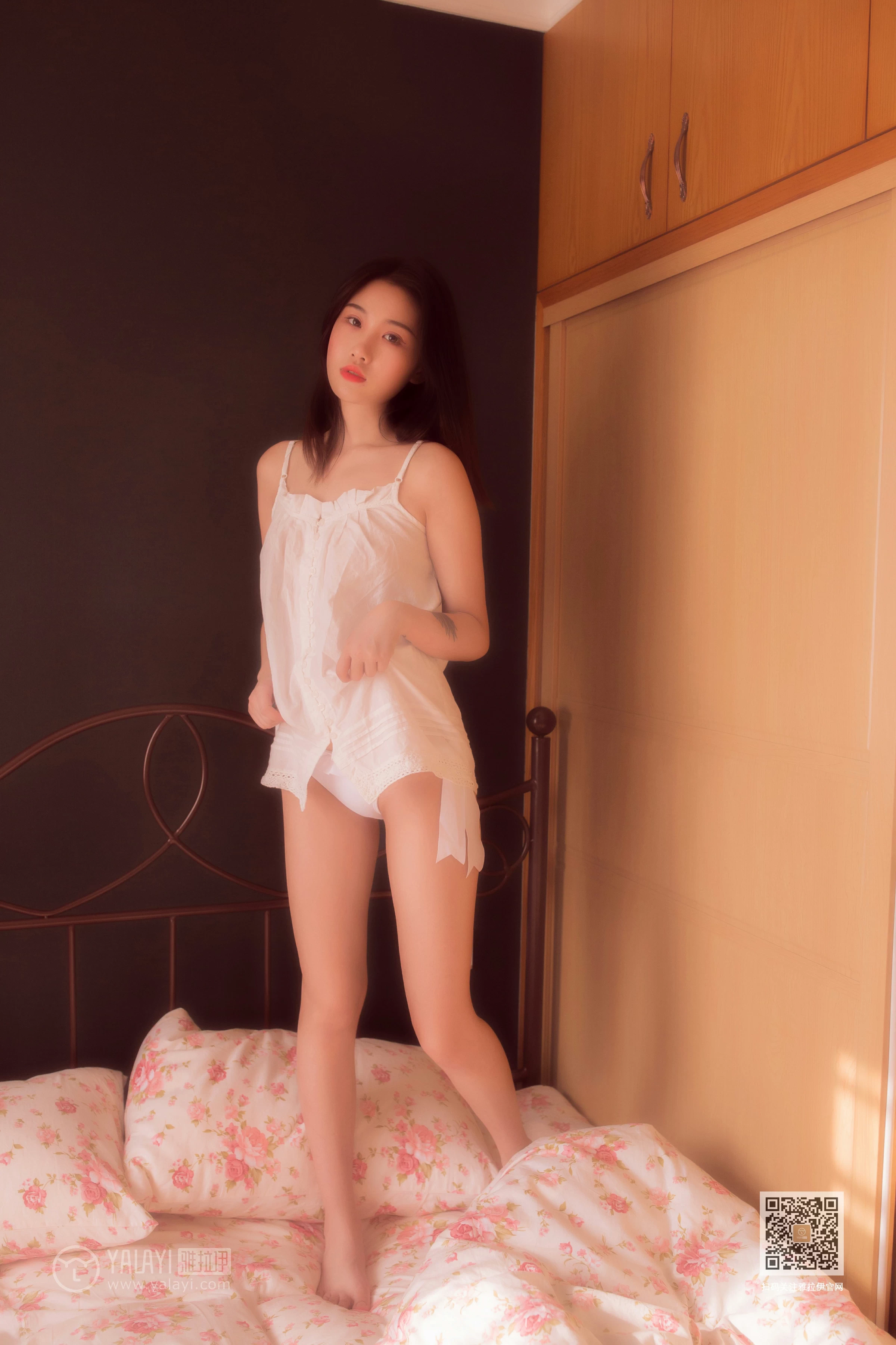 [YALAYI雅拉伊]Vol.493 爱于黄昏后 籹籹仔 白色吊带睡衣居家性感私房写真集第4张