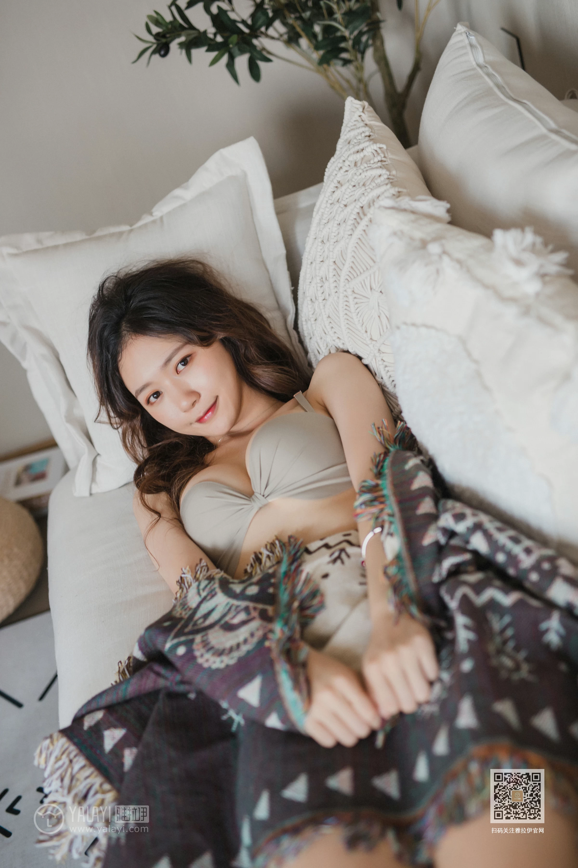 [YALAYI雅拉伊]Vol.496 想你的呵护 晓琳 灰色性感内衣居家私房写真集第14张