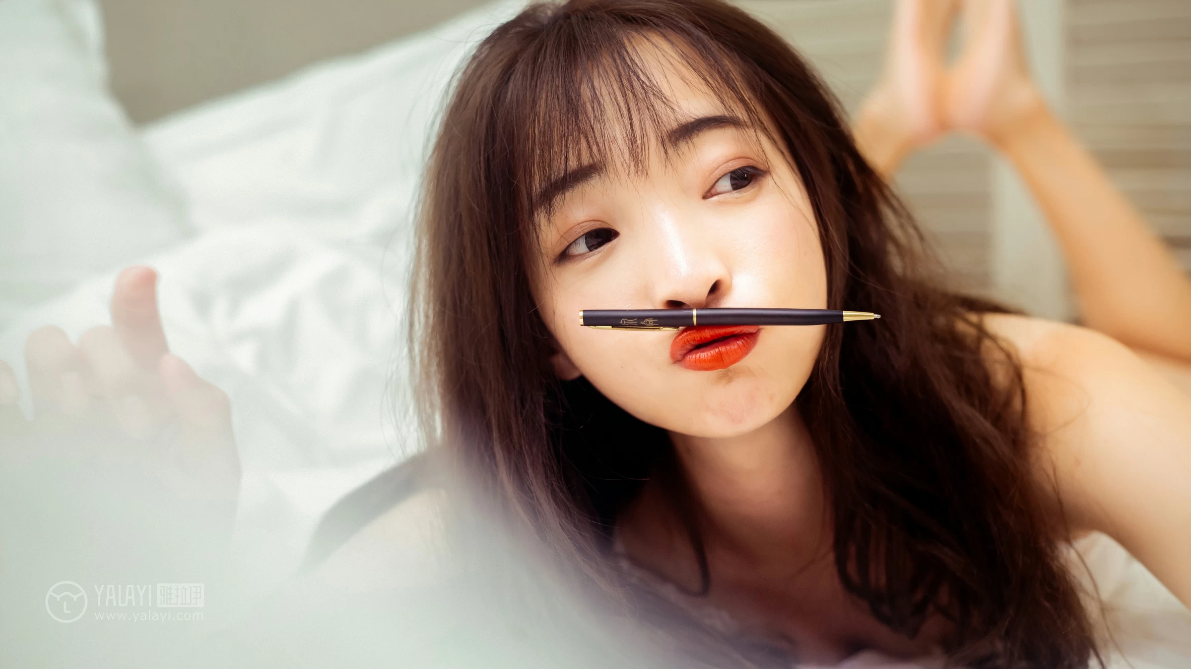 [YALAYI雅拉伊]Vol.508 愉快的一晚 小雪 白色吊带蕾丝睡衣裙性感私房写真集第7张