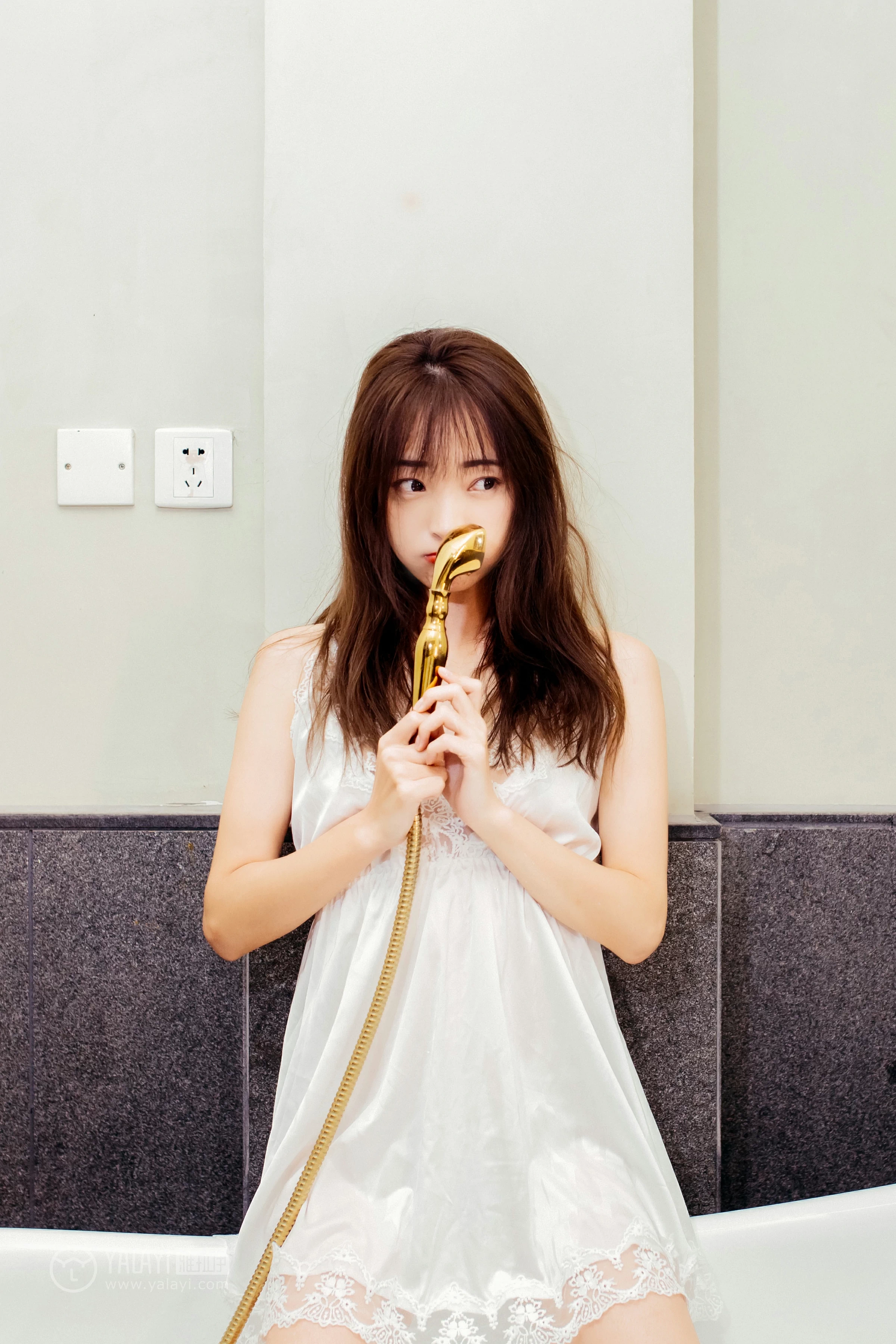 [YALAYI雅拉伊]Vol.508 愉快的一晚 小雪 白色吊带蕾丝睡衣裙性感私房写真集第10张