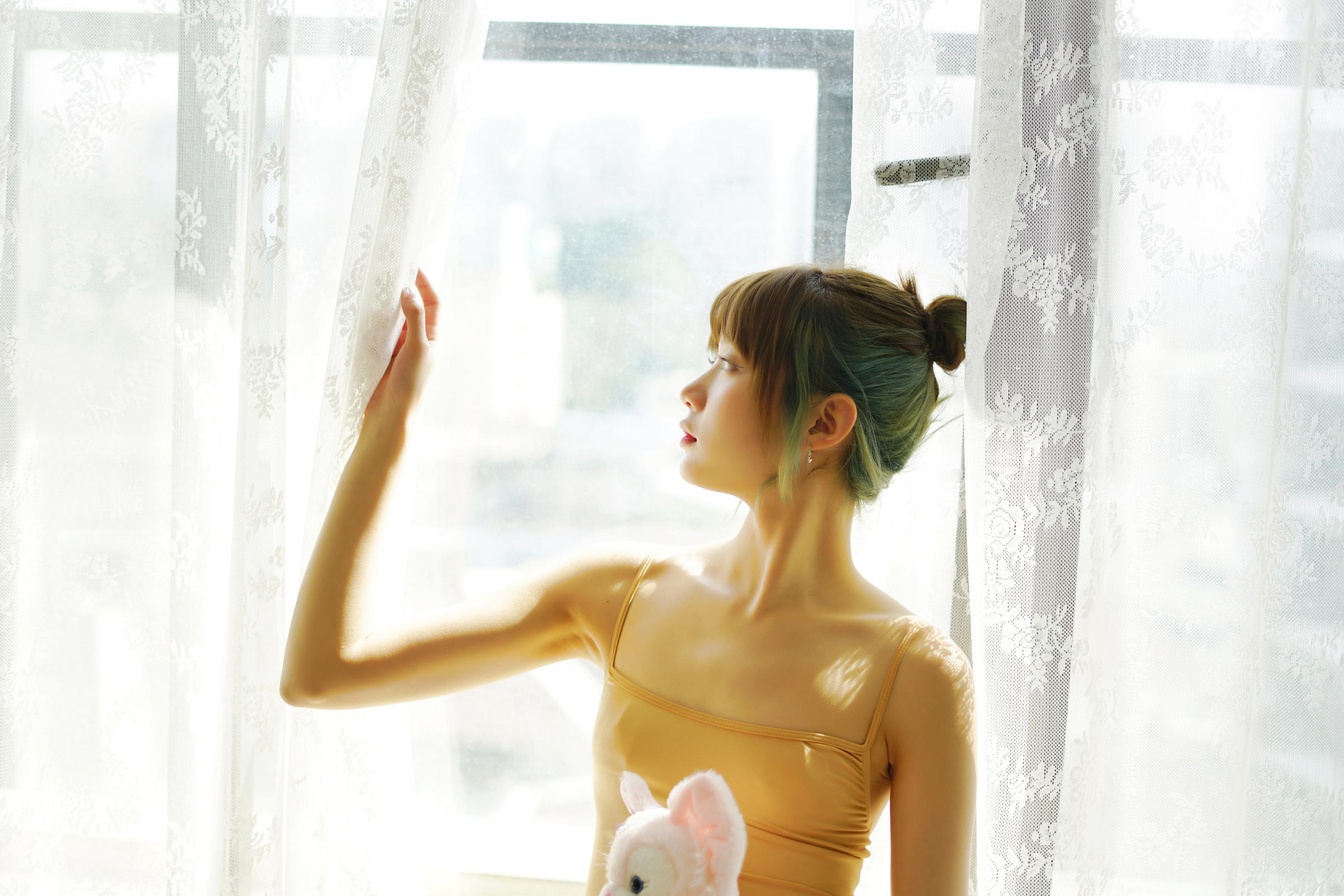 [YALAYI雅拉伊]2022.03.08 舞蹈女生 兰子 黄色紧身吊带连衣裙加白色丝袜美腿性感私房写真集第2张