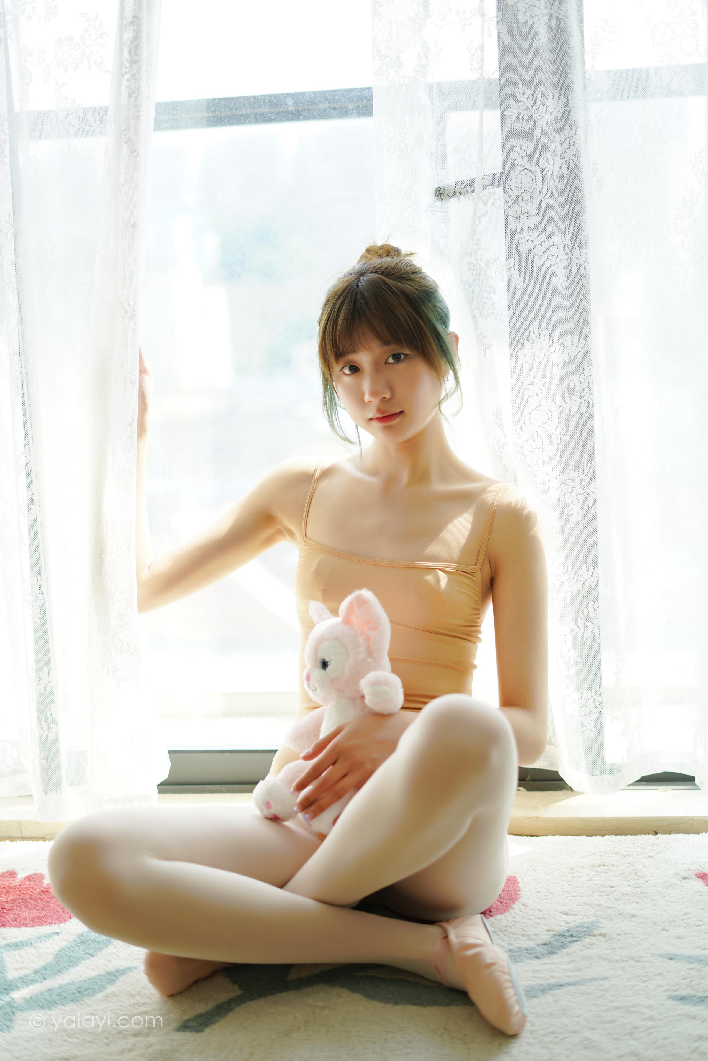 [YALAYI雅拉伊]2022.03.08 舞蹈女生 兰子 黄色紧身吊带连衣裙加白色丝袜美腿性感私房写真集第3张