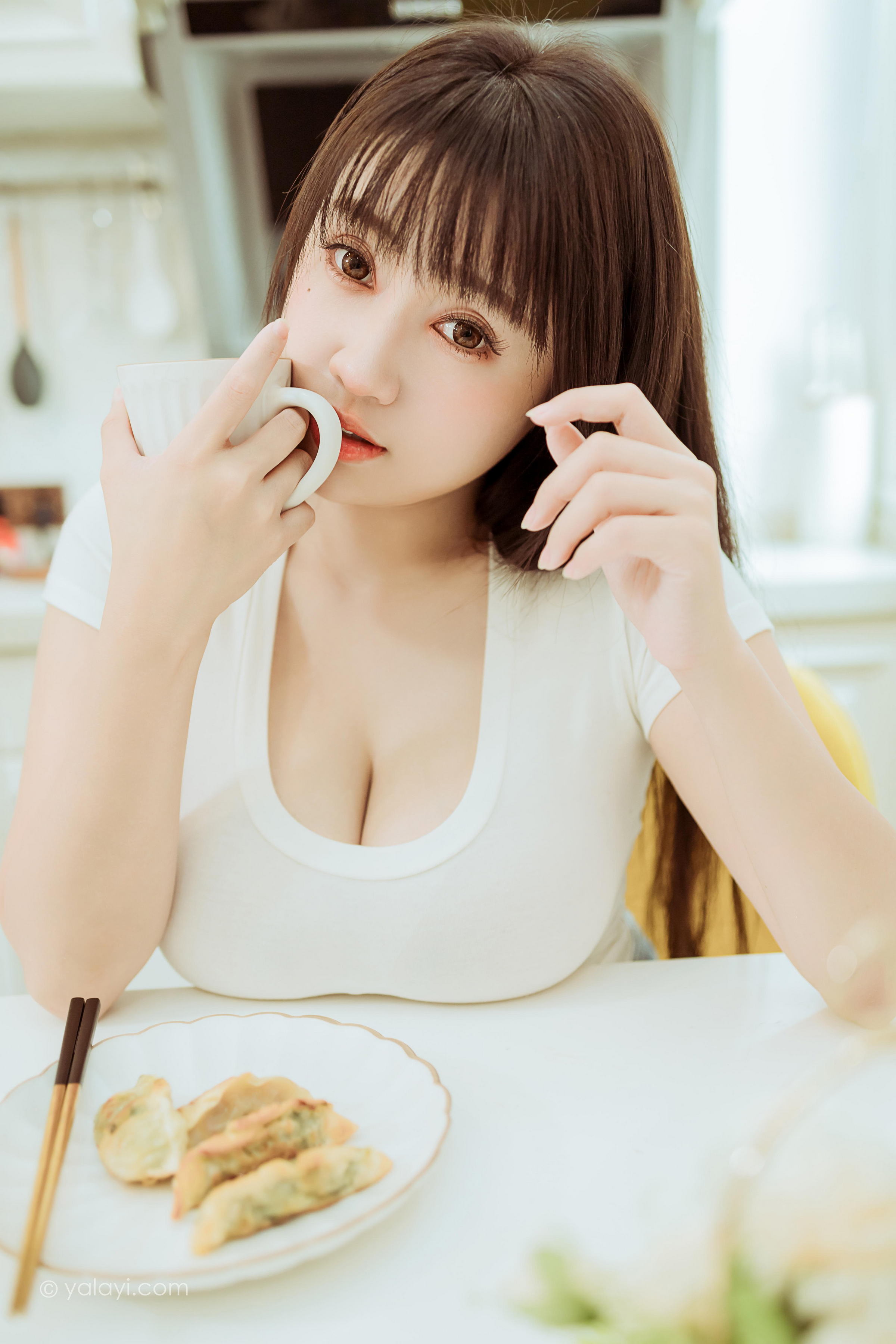 [YALAYI雅拉伊]2022.03.09 你真可爱 虞艺 白色紧身短袖加牛仔短裙性感私房写真集第9张