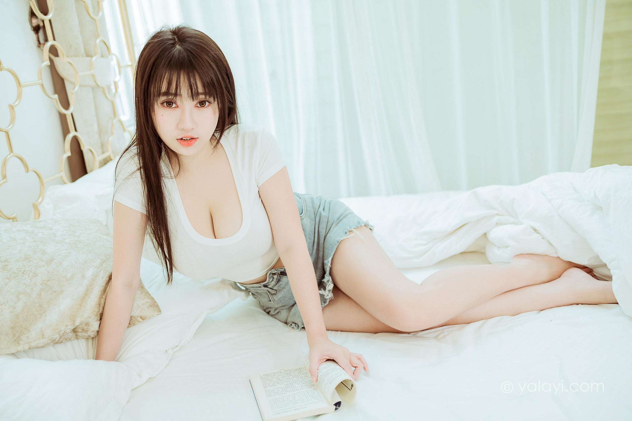 [YALAYI雅拉伊]2022.03.09 你真可爱 虞艺 白色紧身短袖加牛仔短裙性感私房写真集第13张