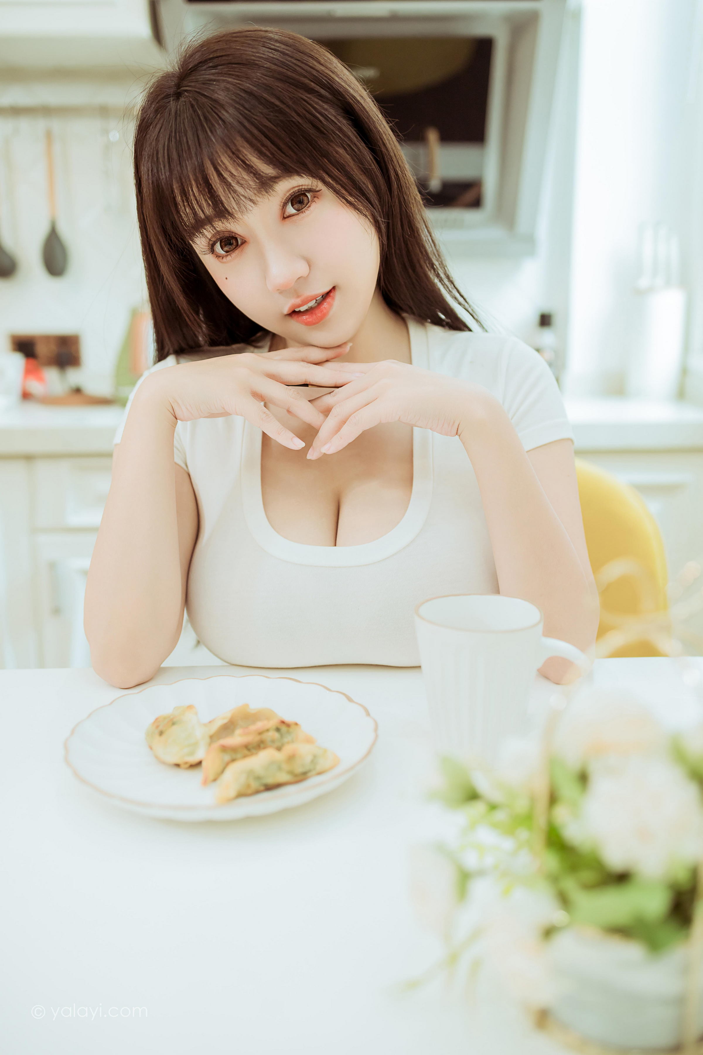 [YALAYI雅拉伊]2022.03.09 你真可爱 虞艺 白色紧身短袖加牛仔短裙性感私房写真集第9张