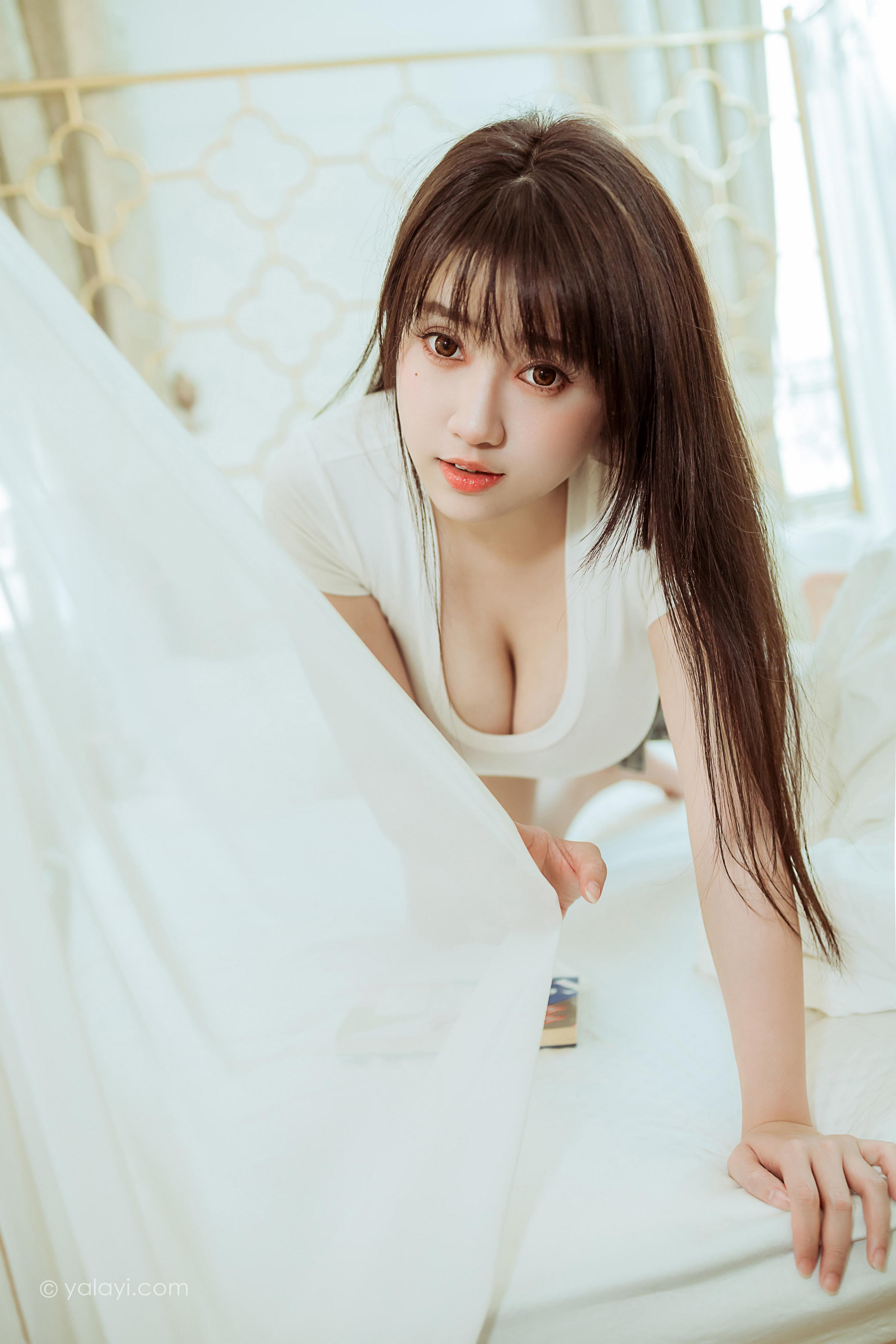 [YALAYI雅拉伊]2022.03.09 你真可爱 虞艺 白色紧身短袖加牛仔短裙性感私房写真集第12张