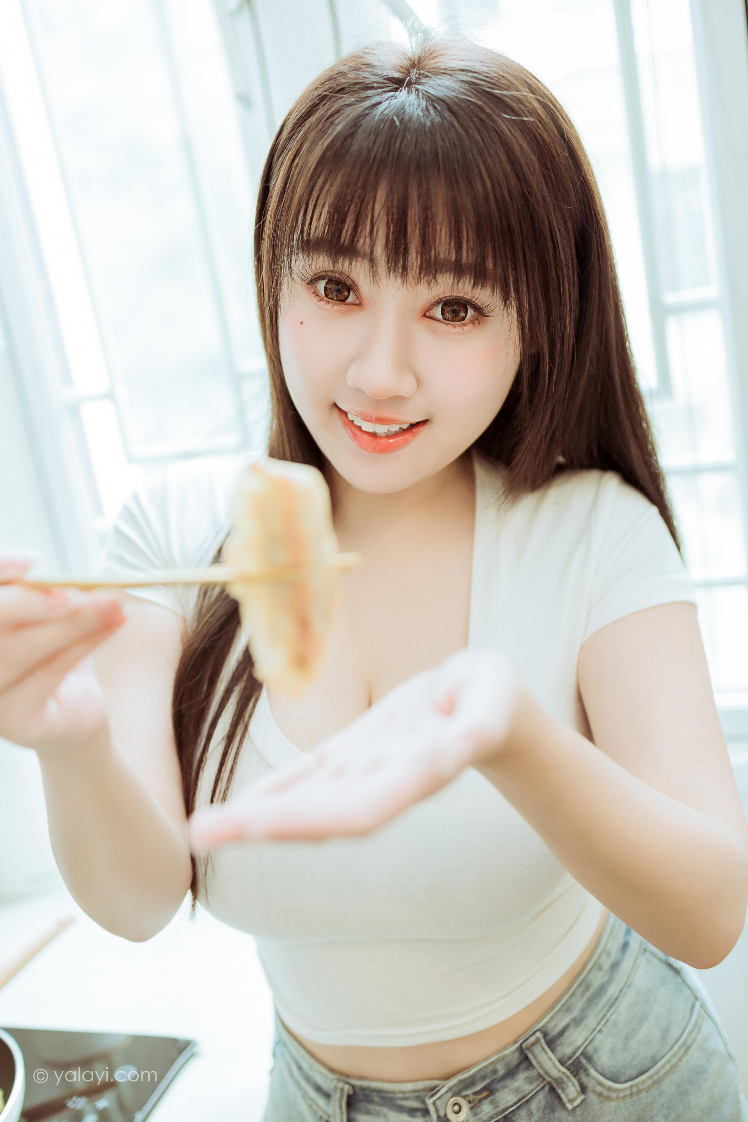 [YALAYI雅拉伊]2022.03.09 你真可爱 虞艺 白色紧身短袖加牛仔短裙性感私房写真集第5张