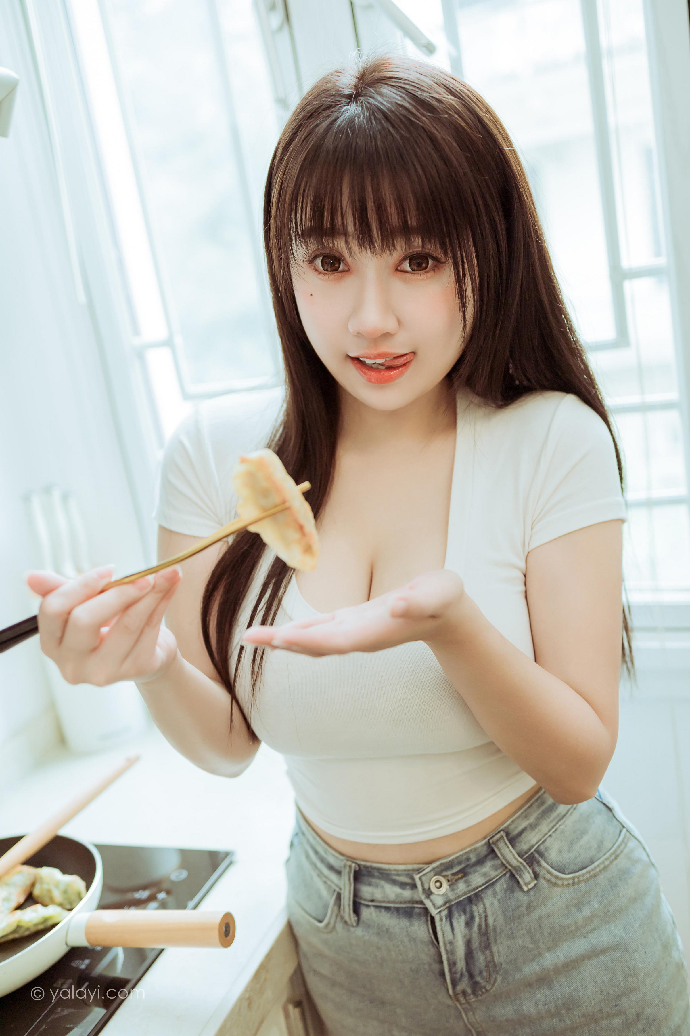 [YALAYI雅拉伊]2022.03.09 你真可爱 虞艺 白色紧身短袖加牛仔短裙性感私房写真集第5张