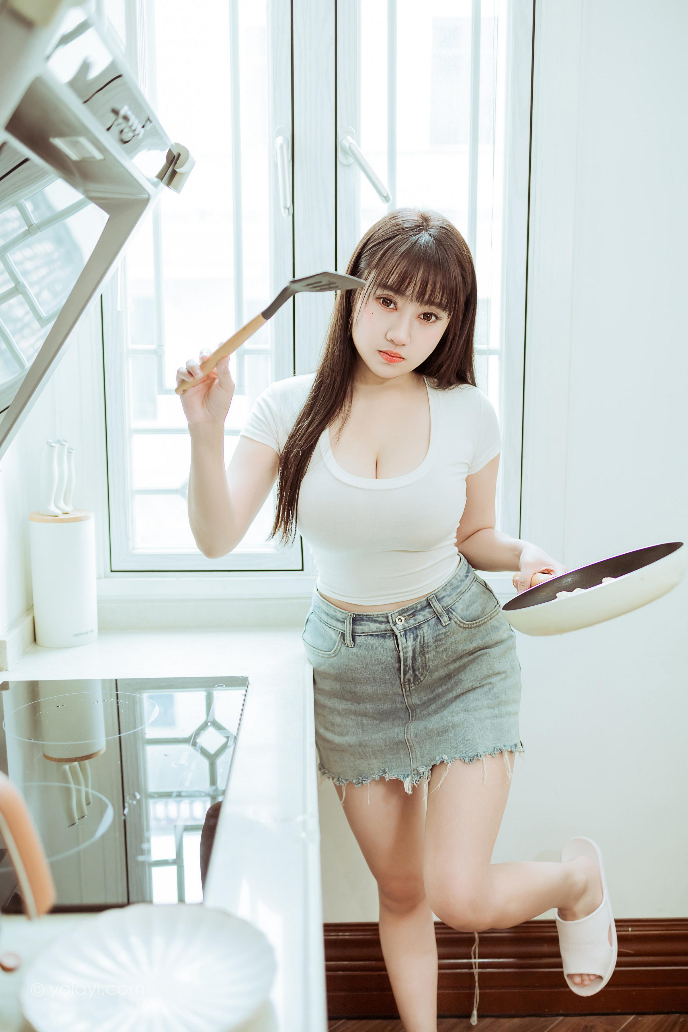 [YALAYI雅拉伊]2022.03.09 你真可爱 虞艺 白色紧身短袖加牛仔短裙性感私房写真集第2张