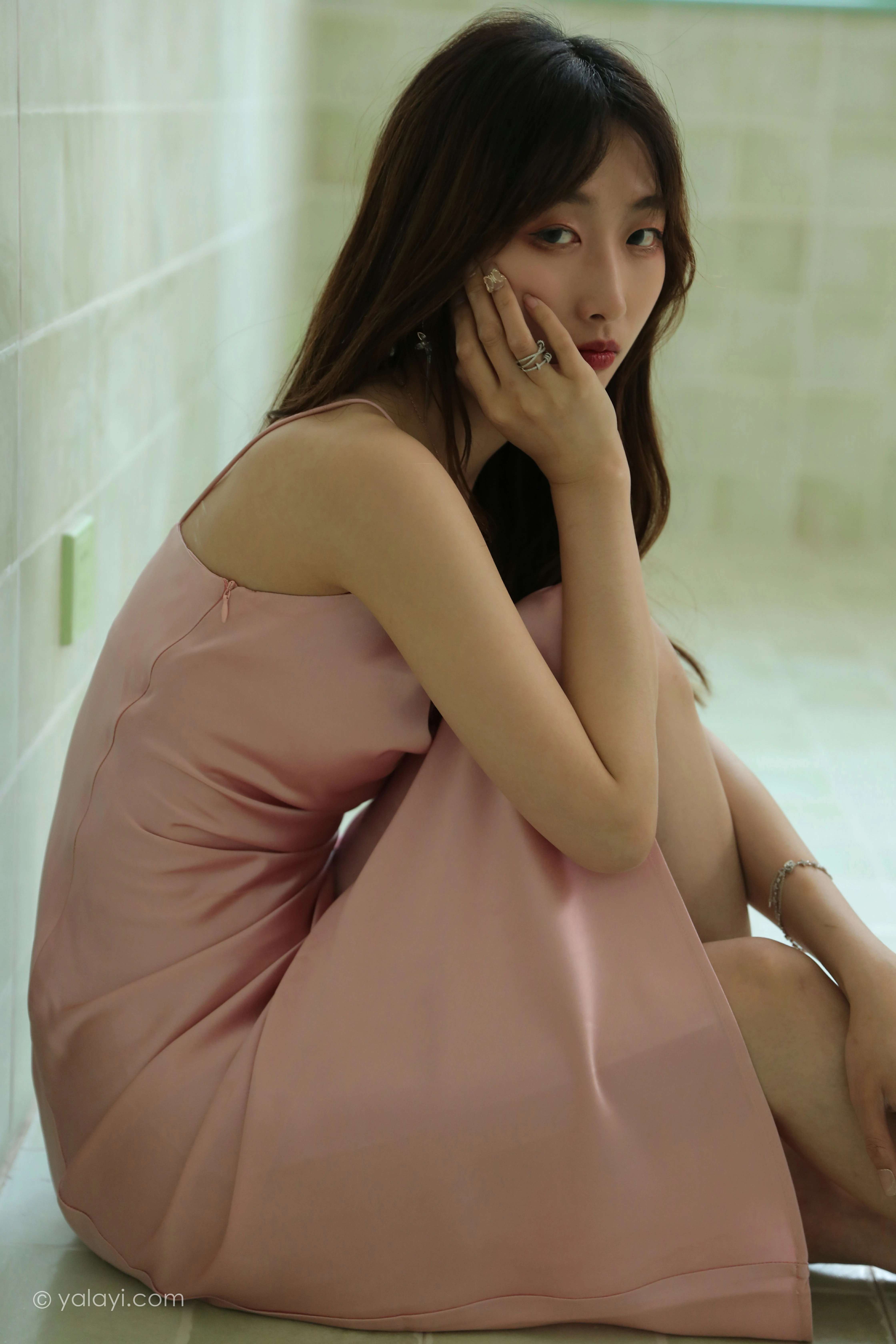 [YALAYI雅拉伊]NO.801 平心静气 佳佳 粉色吊带连衣裙居家私房写真集第8张